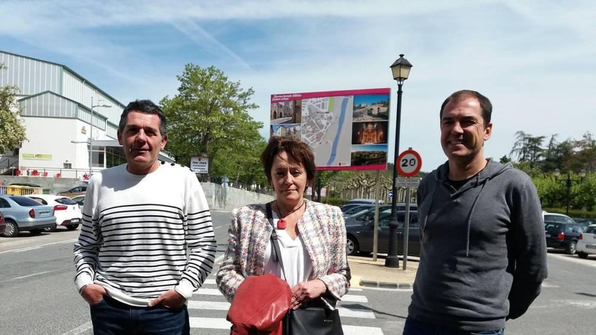 Alfredo León (Comunicación municipal), Carmen Cosín (edil de Turismo) y Carlos García (Cederna Garalur), ante un nuevo cartel turístico.
