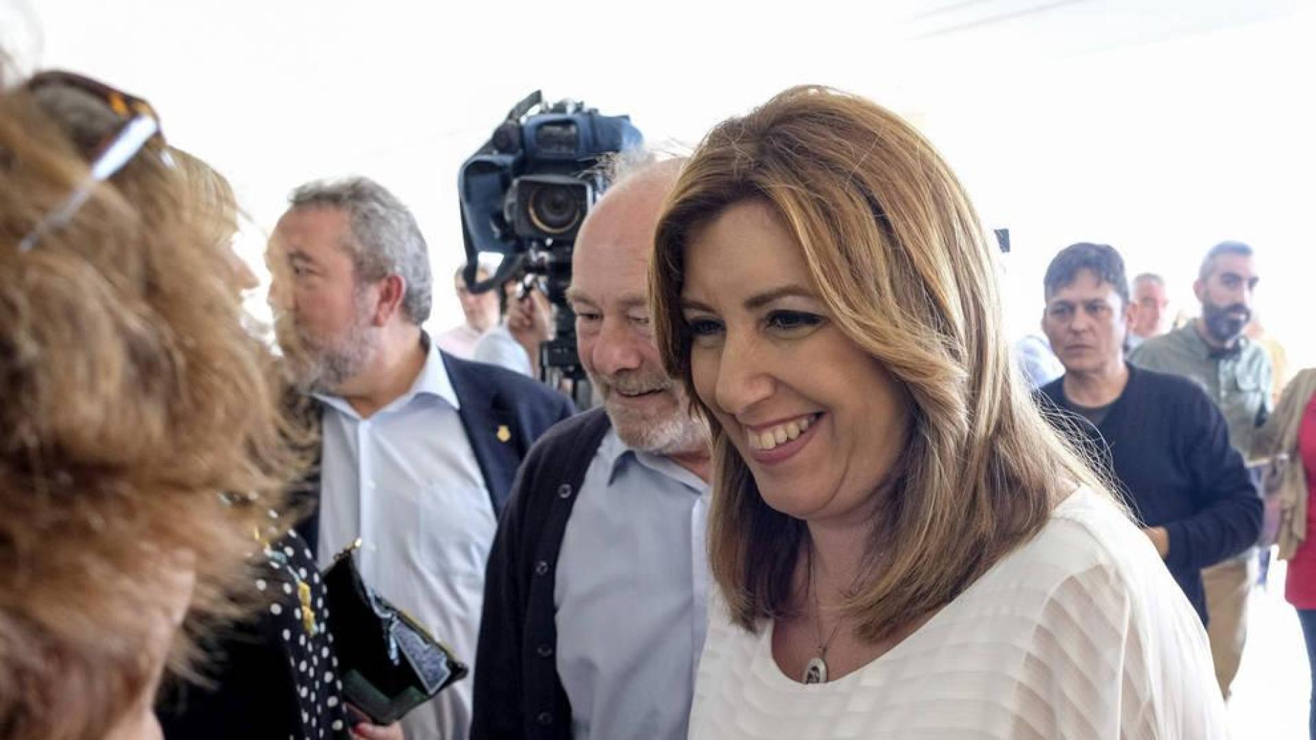 La aspirante a la Secretaría General del PSOE Susana Díaz (d) durante una reunión con militantes celebrada en Ibiza.
