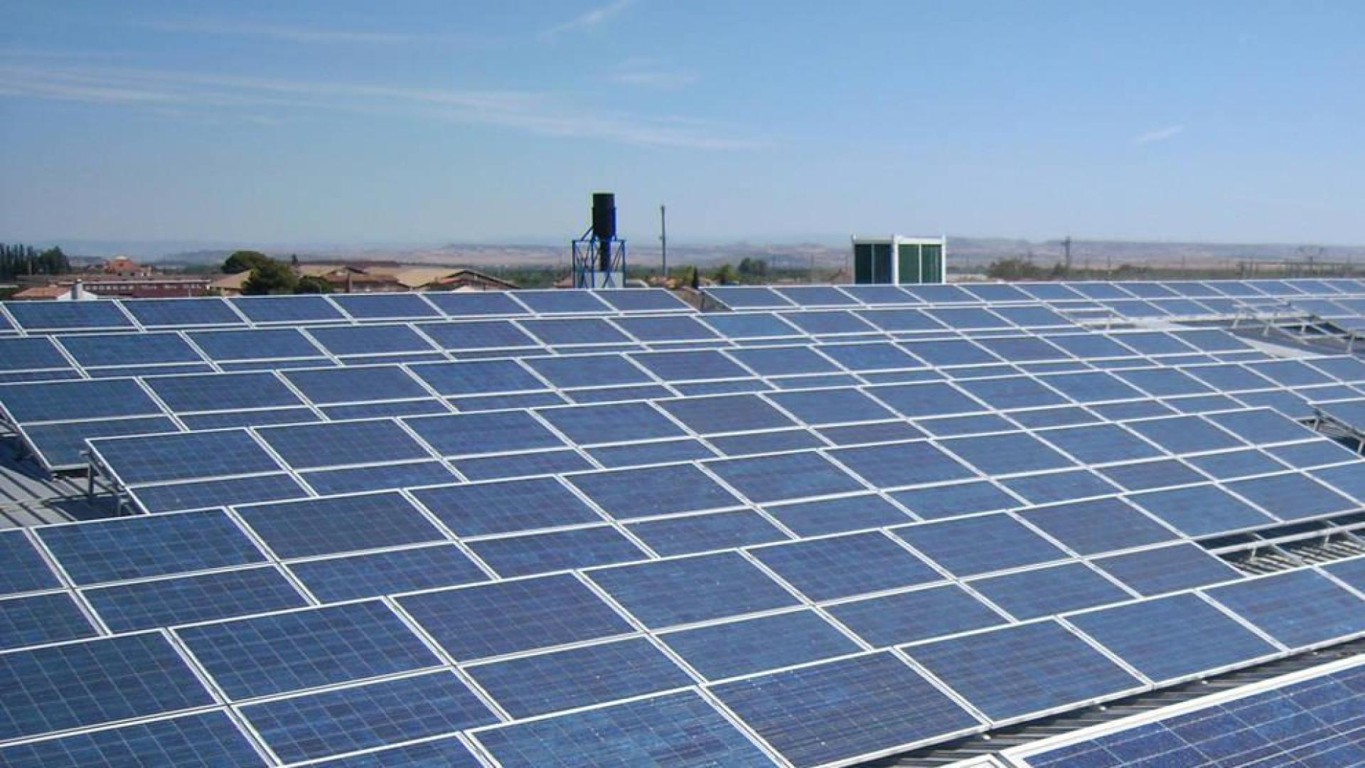 Barcina no descarta los tribunales por el impuesto de las placas solares