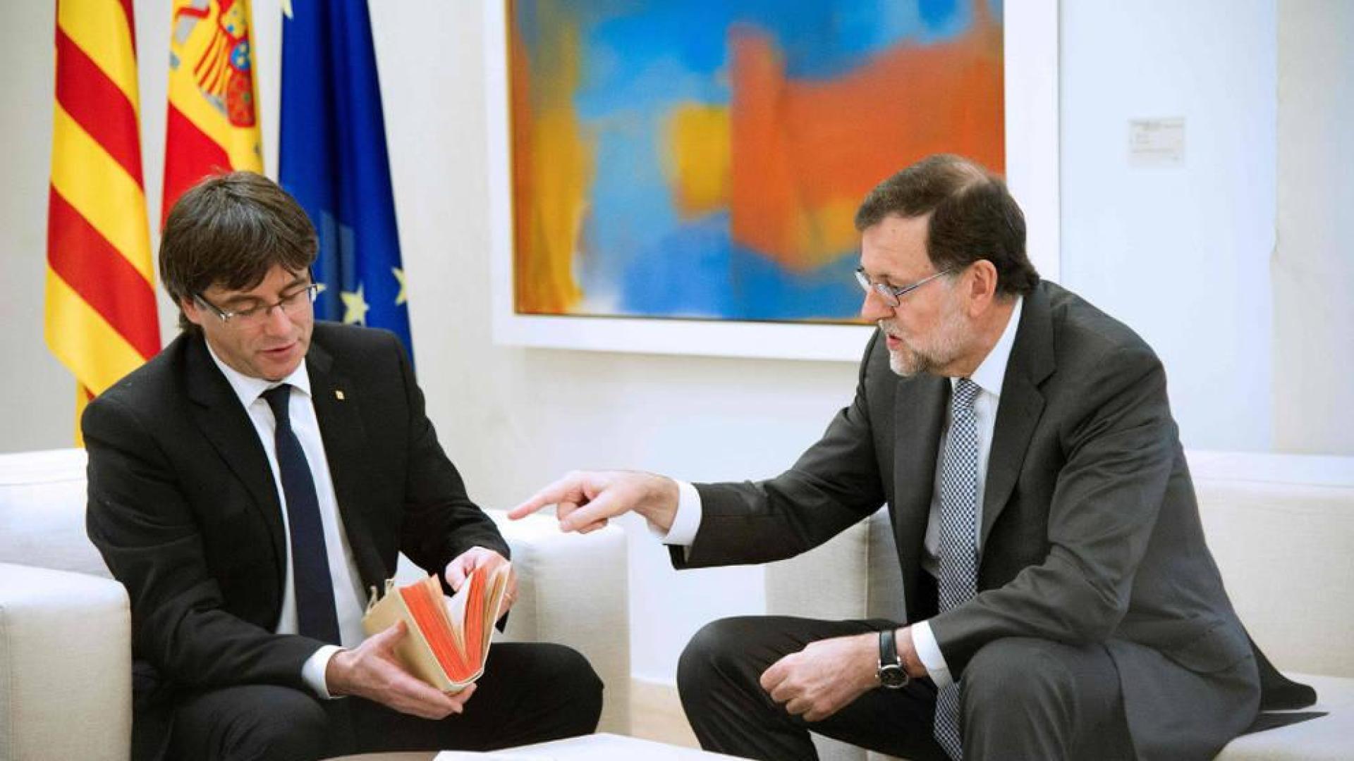 Rajoy recibe a Puigdemont y le regala un ejemplar de El Quijote