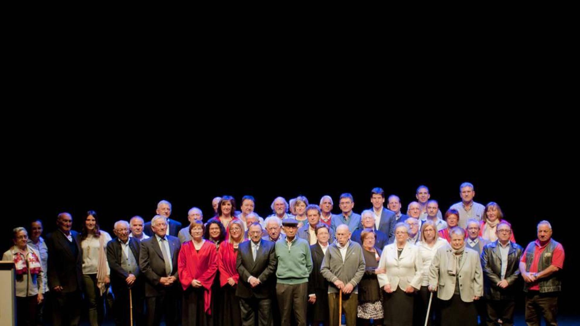 Foto de familia de los primeros donantes de la delegación local de Adona en Peralta homenajeados y los que recibieron la insignia de plata.