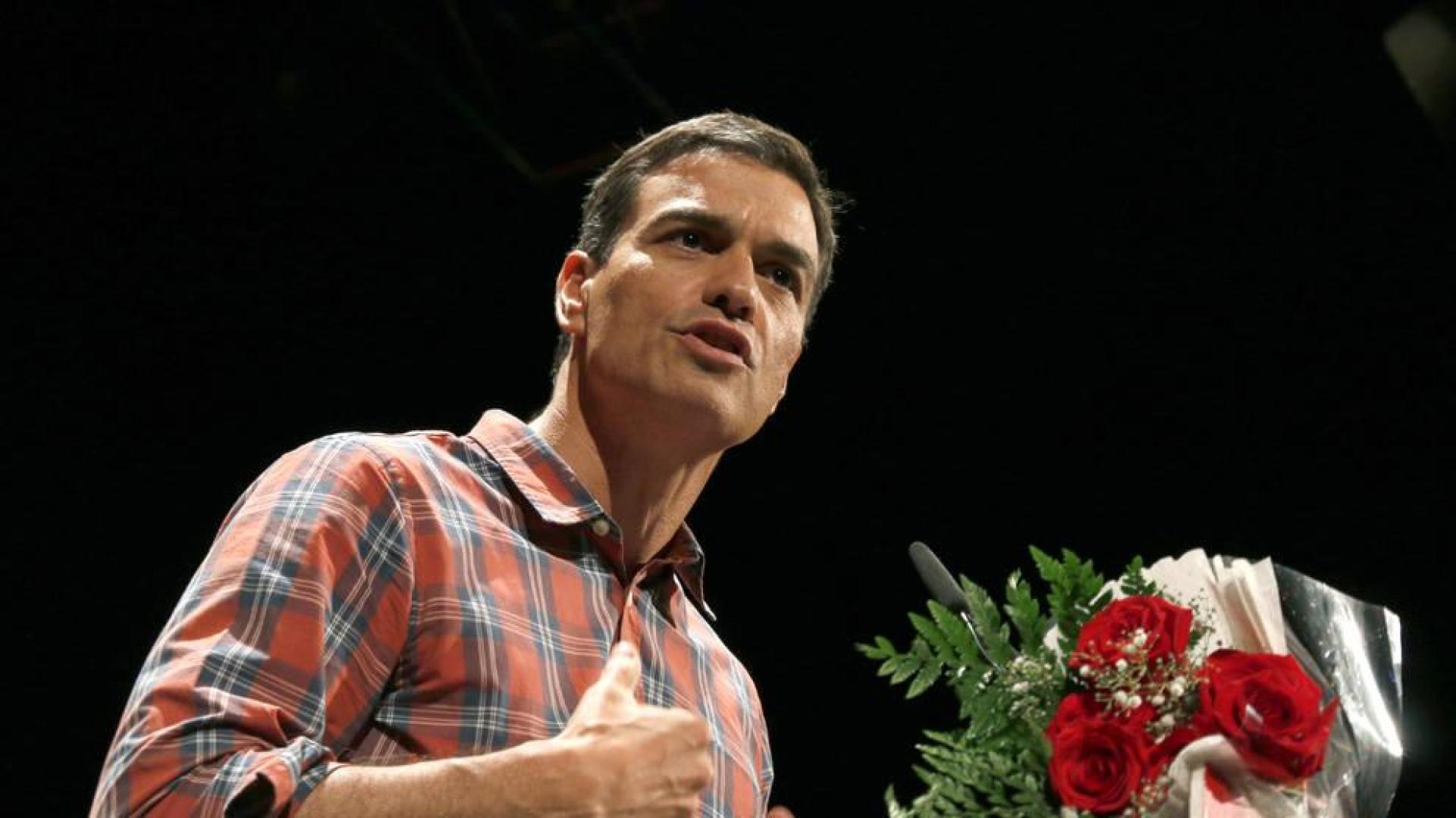 Pedro Sánchez, durante su intervención en un acto con militantes en el Teatro Cervantes de Almería.