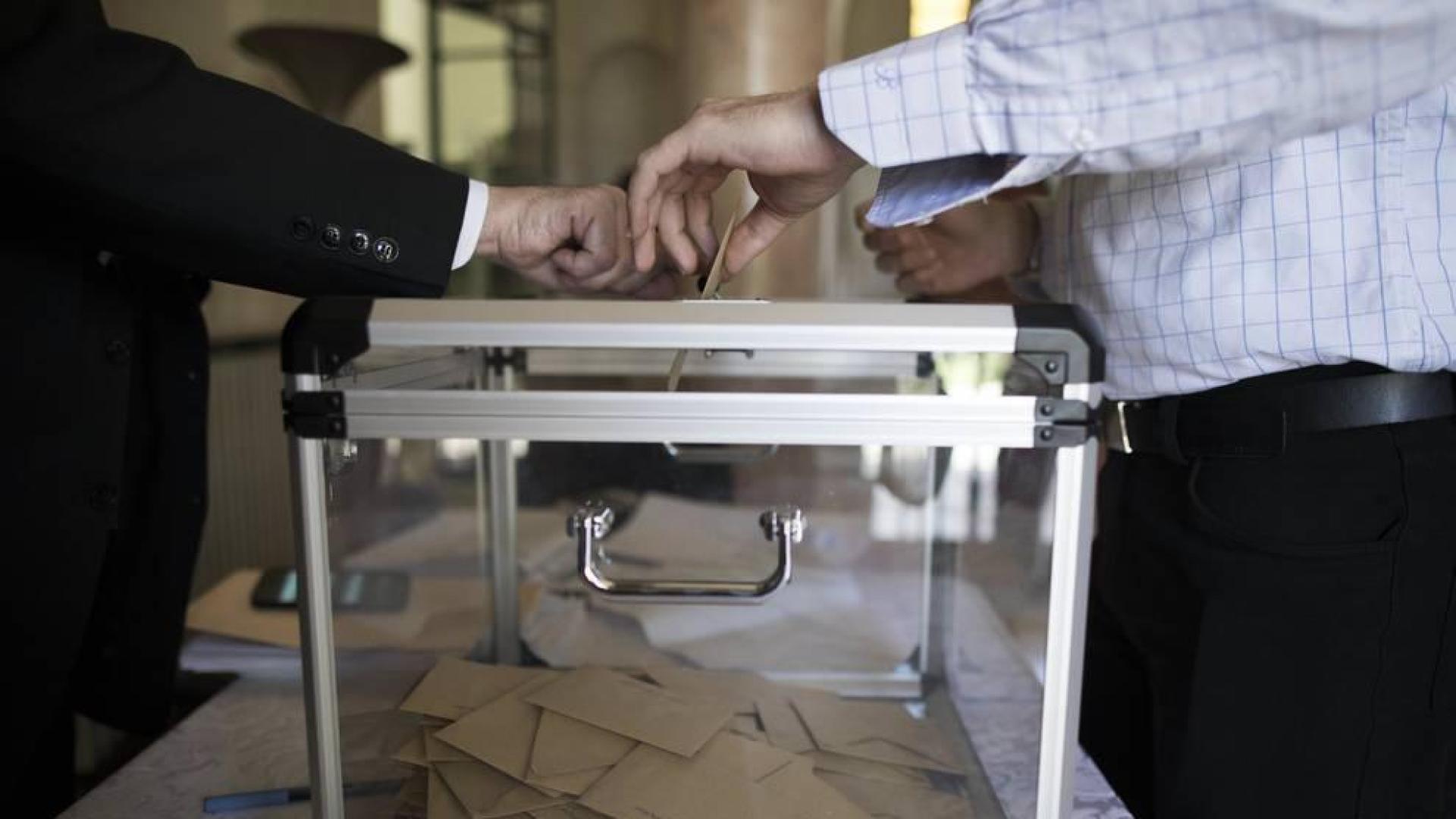 Un ciudadano inserta su voto en una urna en la segunda vuelta de las elecciones de Francia.