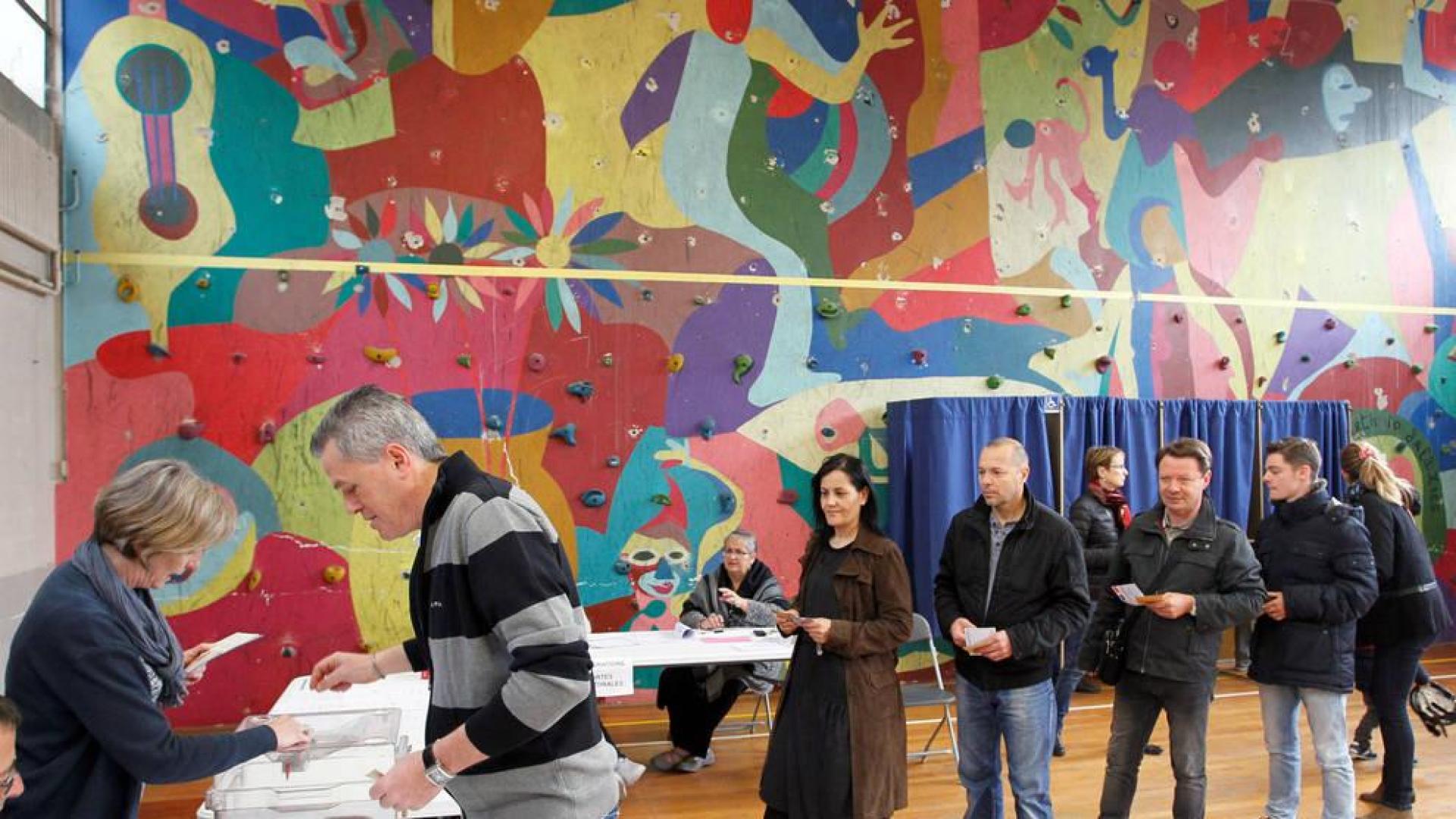 La participación en Francia alcanza el 28,23% a mediodía, casi igual que en la primera vuelta