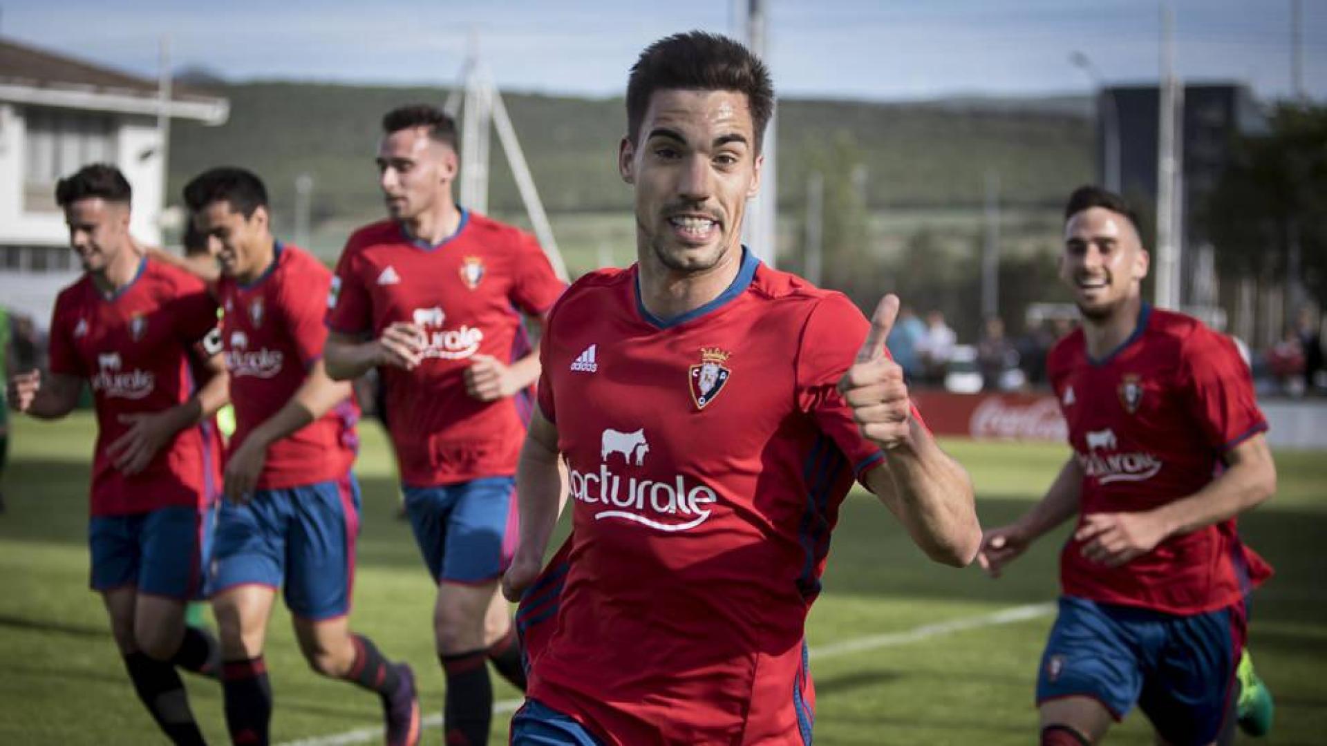 Álex Sánchez, delantero aragonés de Osasuna Promesas, hace un gesto a la cámara tras marcar el 1-0 ayer. Además, Sánchez asistió a Jaime Dios en el que supuso el 2-0.