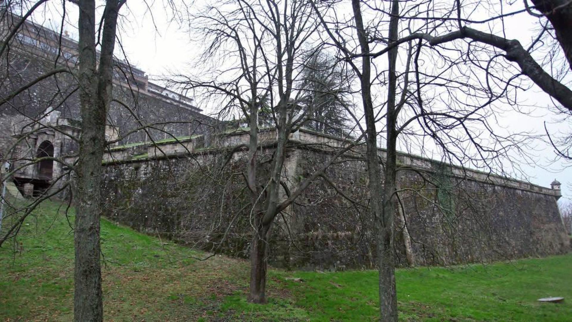 Baluarte donde se produjo la caída de ayer de la joven mexicana. Al otro lado se encuentra el portal de Francia.