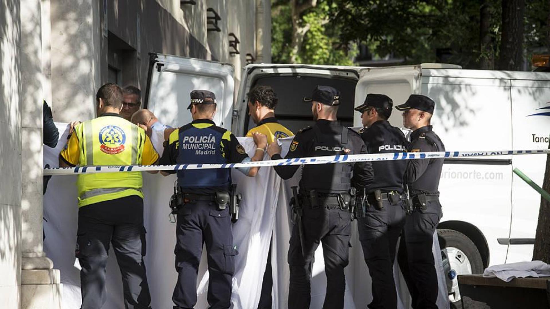 Dos adolescentes mueren al caer por el hueco de un ascensor en Madrid