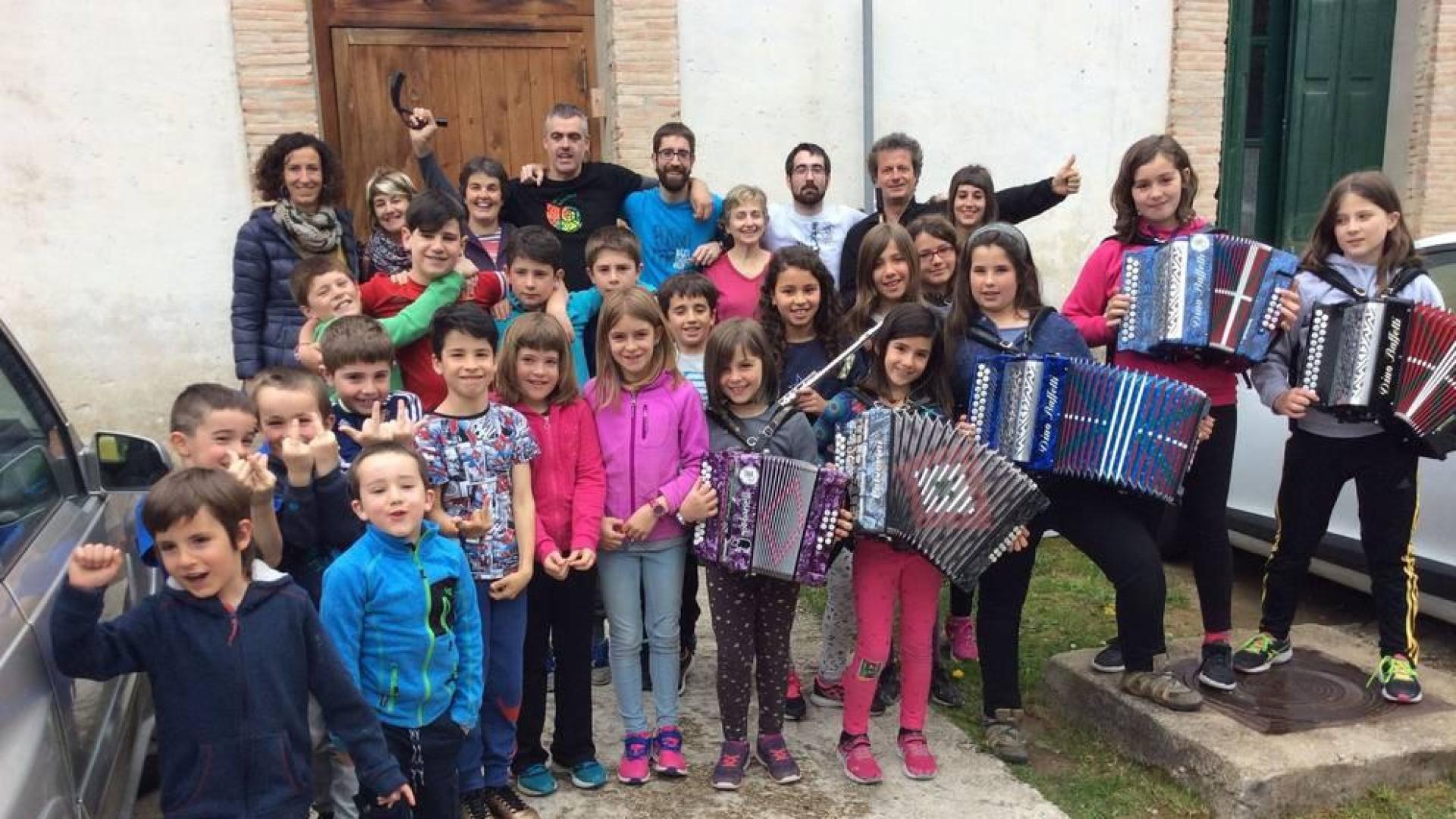 Músicos de todas las edades forjados en la escuela llevan la música a las calles del valle de Roncal.