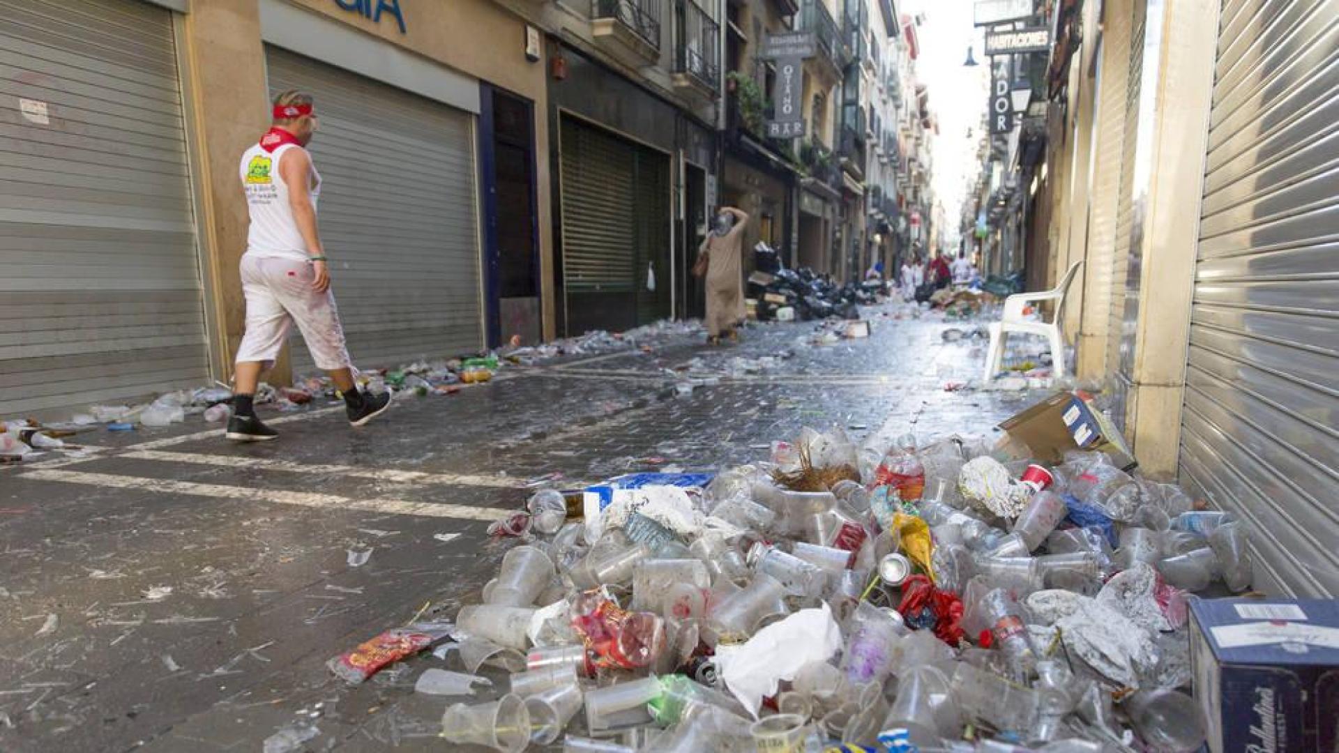 La calle San Nicolás, con basura acumulada, la mayoría plástico, un amanecer de fin de semana en Sanfermines.