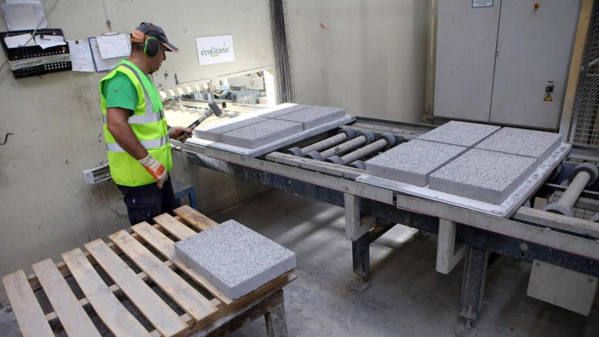 Un operario de PVT completa uno de los pasos del proceso de producción de las baldosas ecoGranic.