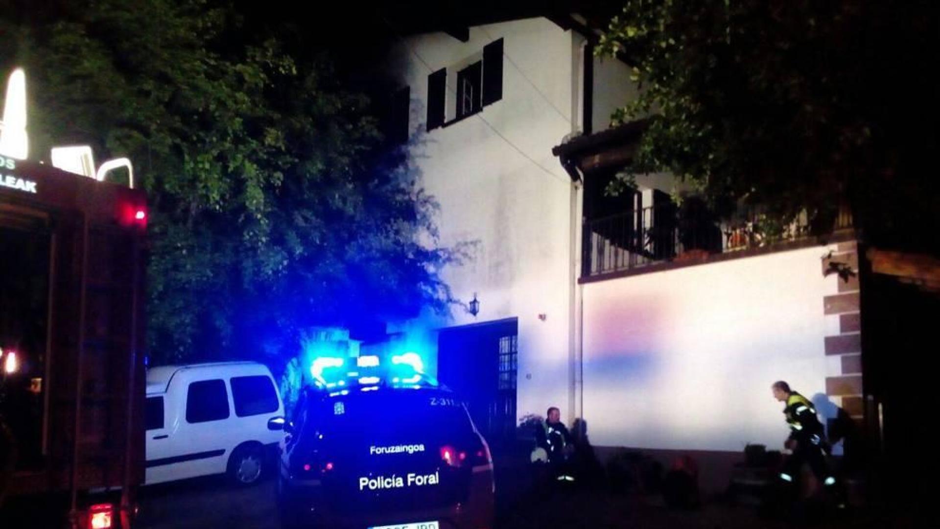 El balcón al que treparon los policías forales se encuentra en la fachada principal, tras el árbol.