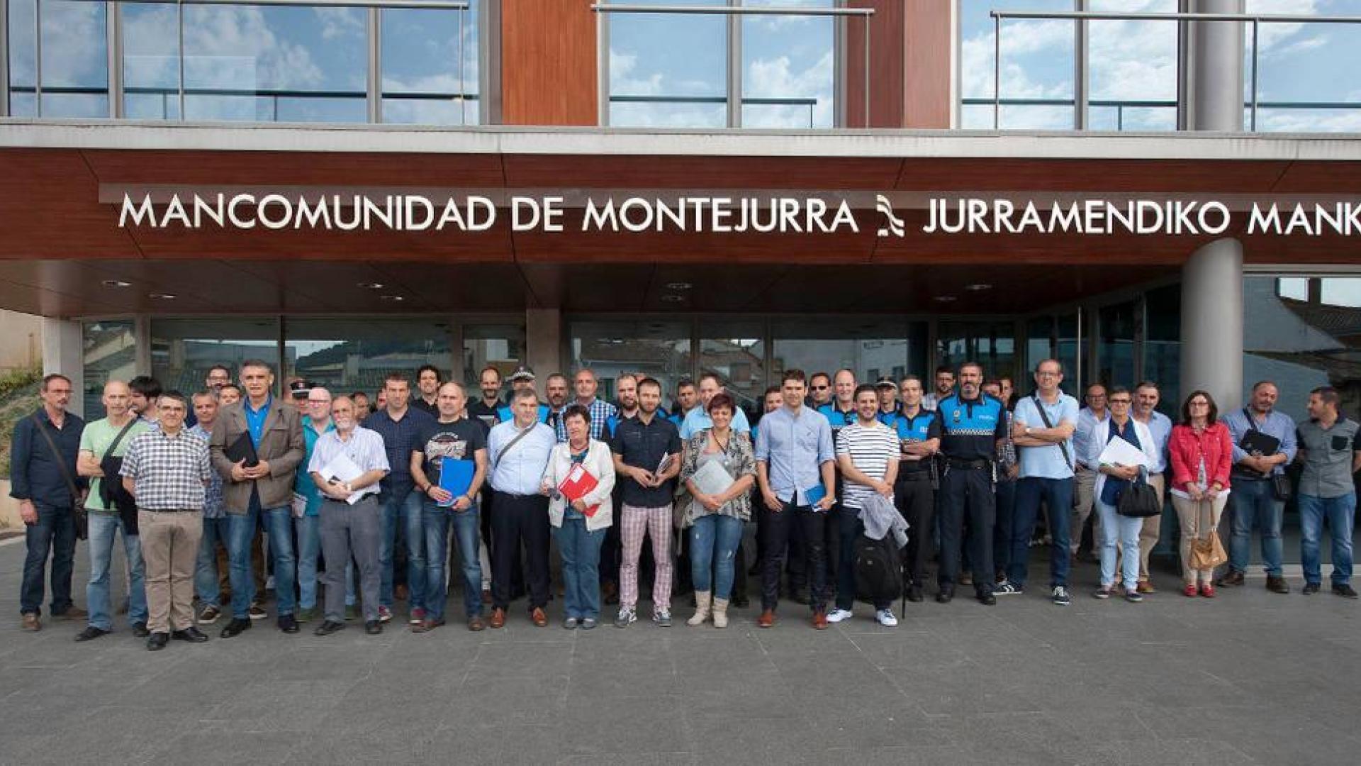 Los representantes de los 37 ayuntamientos junto al resto de autoridades forales delante del edificio de Mancomunidad de Montejurra.