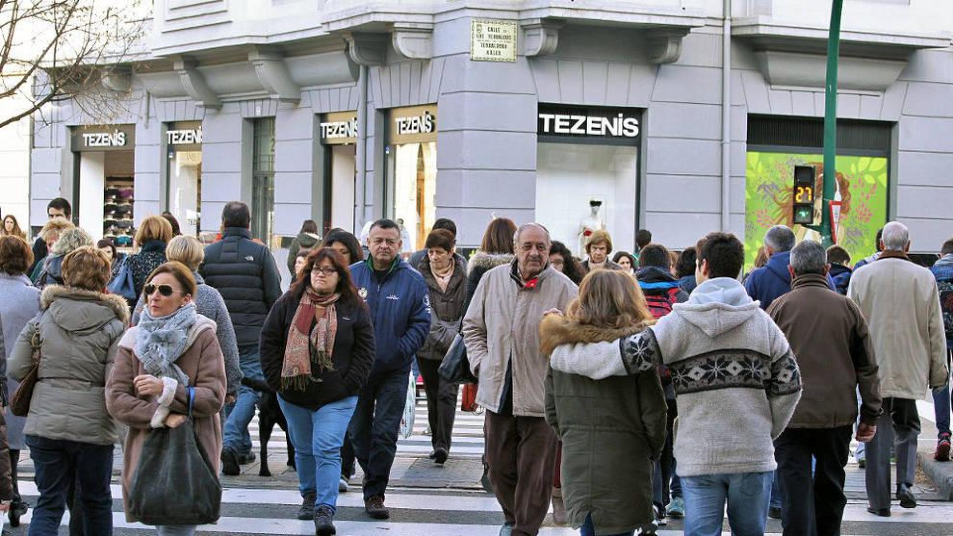 Gente paseando en la plaza de Merindades de Pamplona.