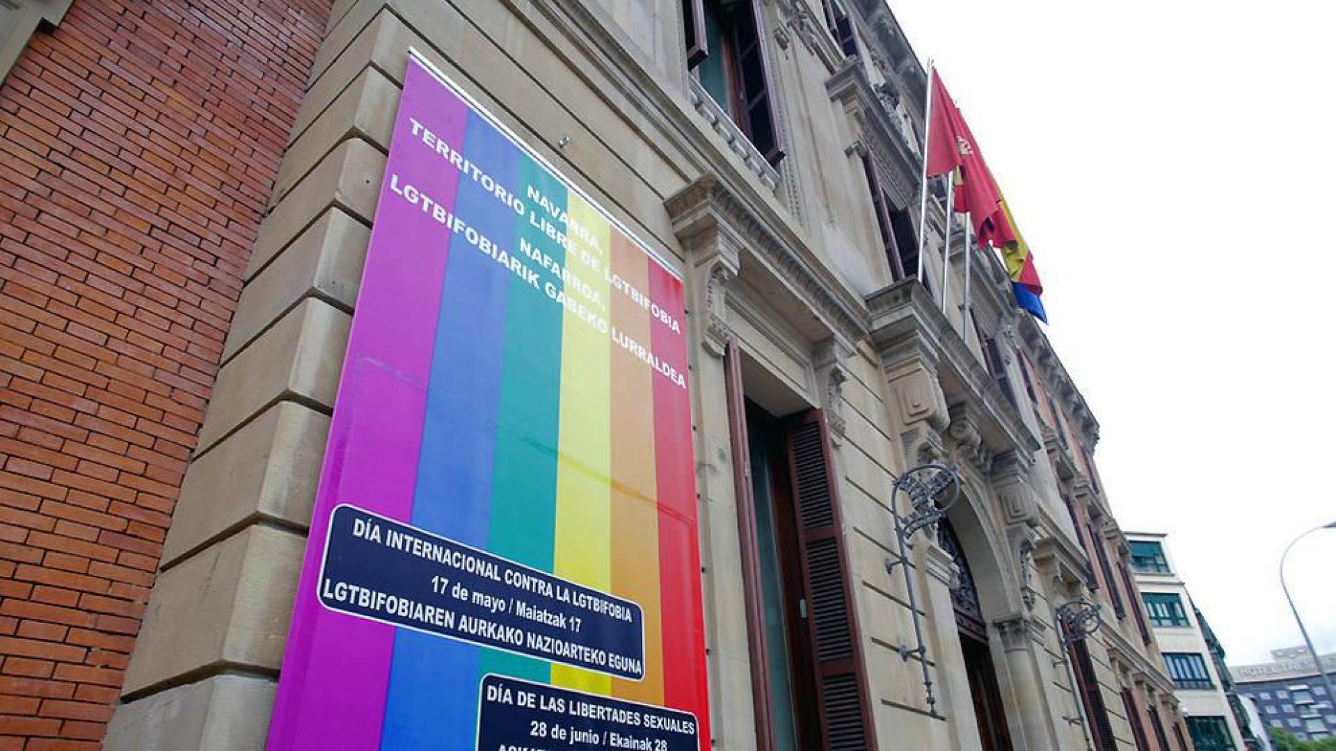 El Parlamento de Navarra se adhiere al Día Internacional contra la LGTBfobia