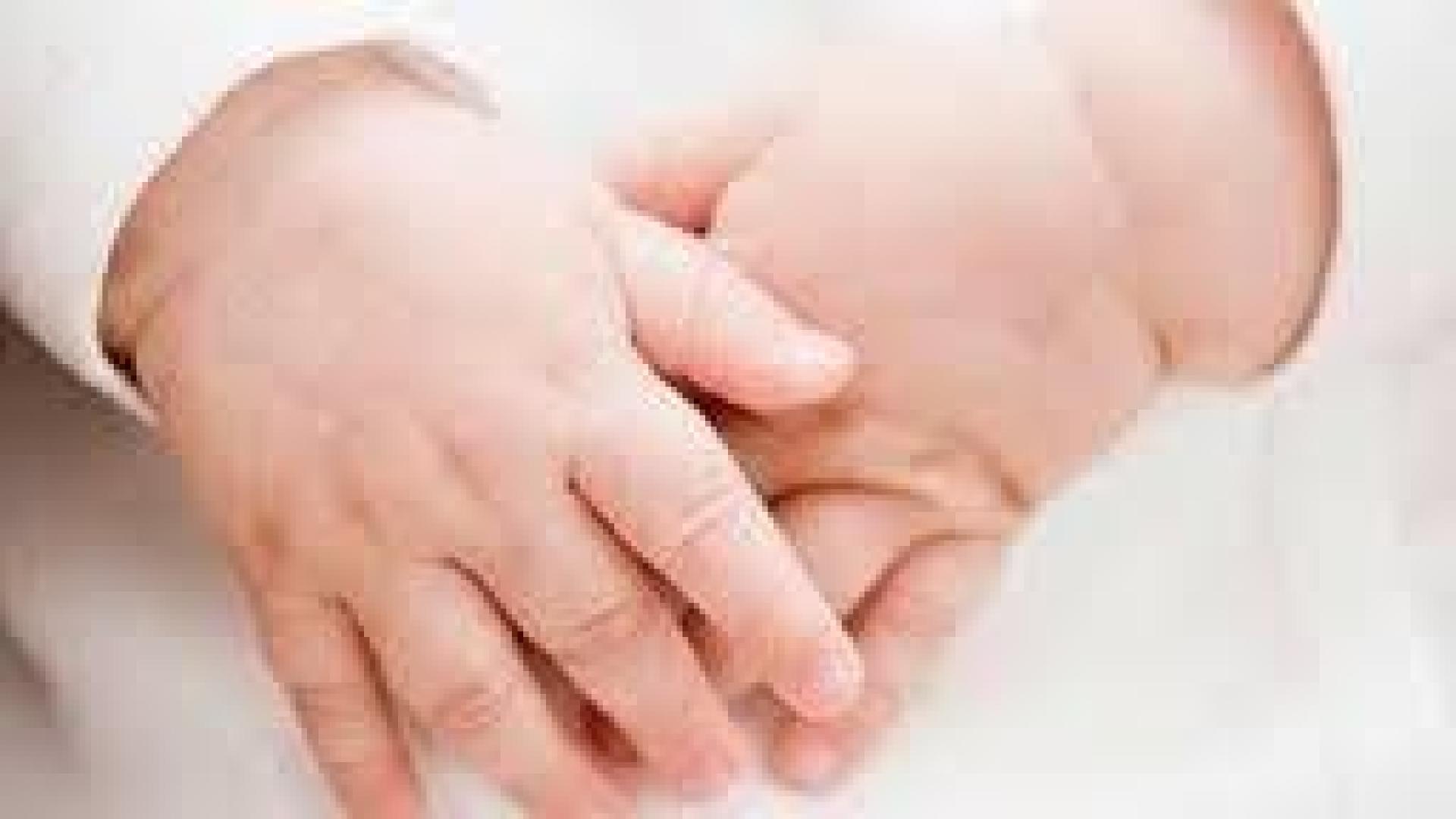 Familias de 'bebés robados' apelan a sus hijos con una campaña web