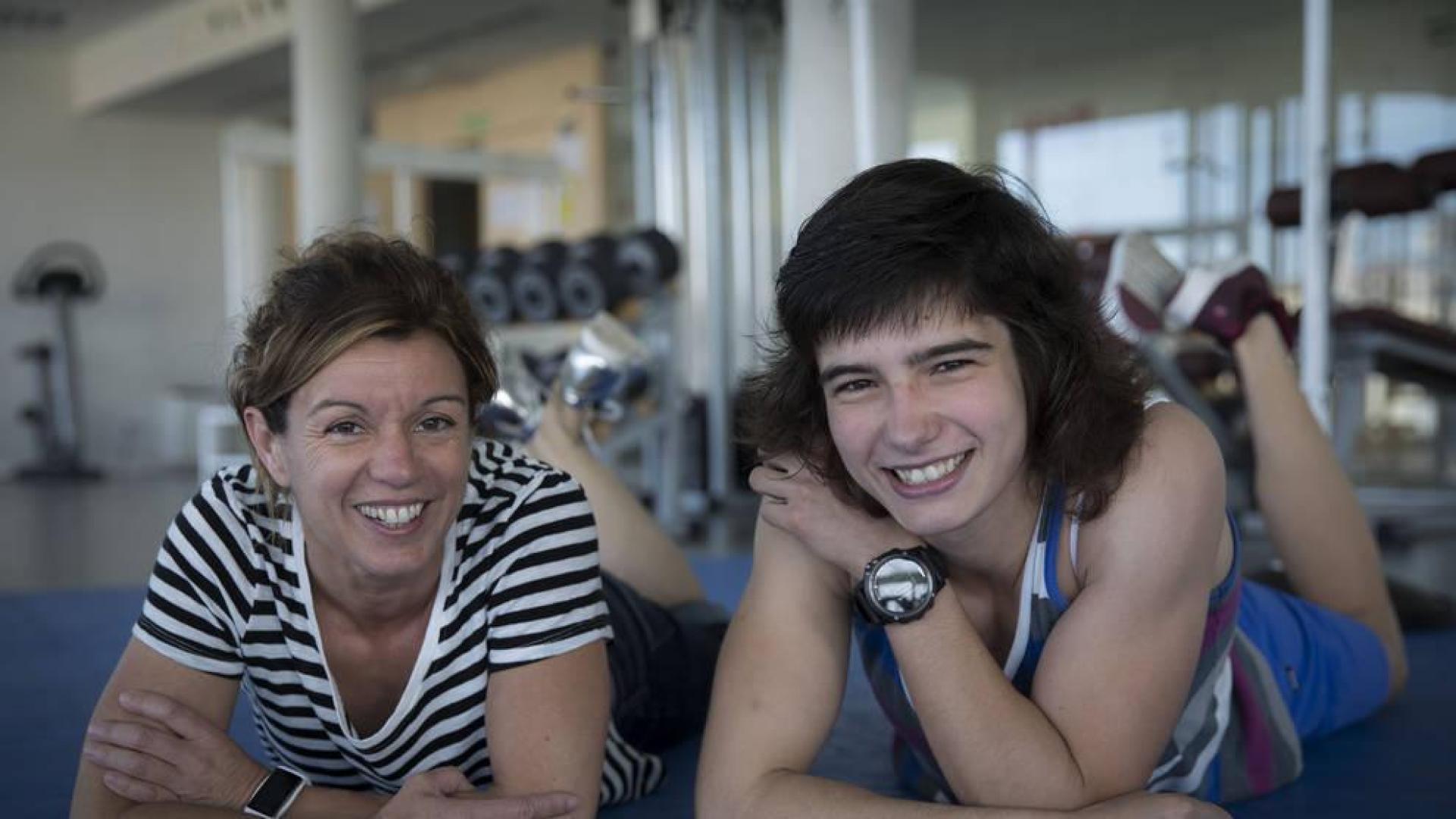 Yolanda Soler -ex medallista olímpica y actual entrenadora- y Jaione Ekisoain, posando en el gimnasio de Larrabide antes de viajar a Rusia.