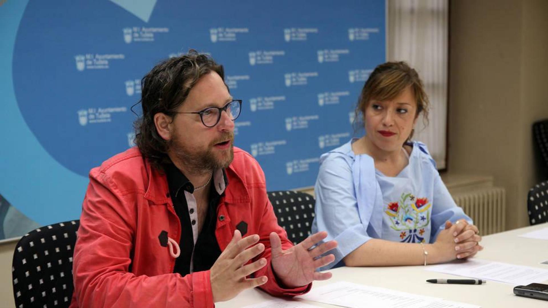 De izquierda a derecha, Diego Ramírez y la edil Silvia Cepas, ayer en el Ayuntamiento de Tudela.