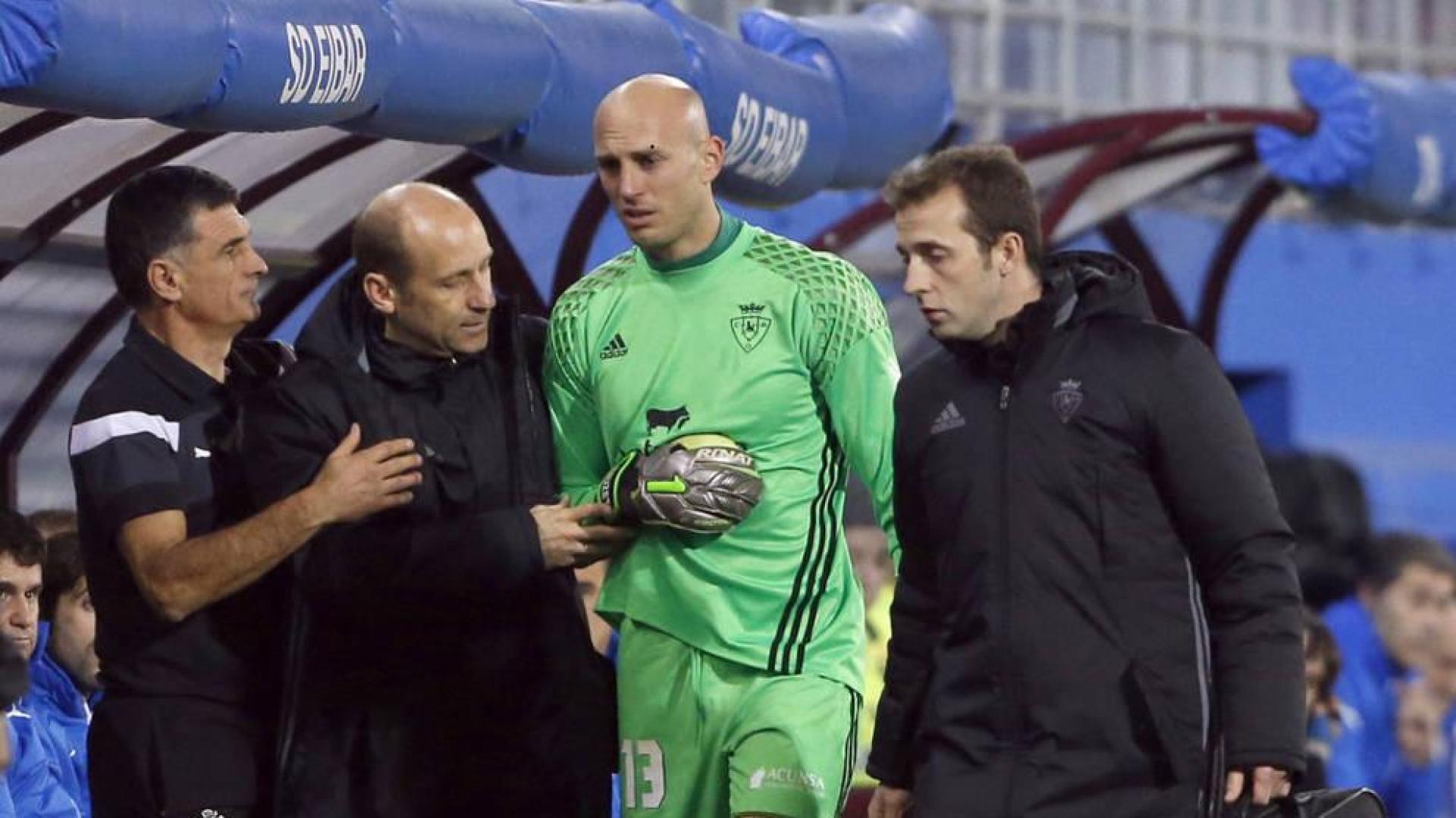 Nauzet, acompañado por José Manuel Martínez y Pablo Suárez (médico y fisioterapueta de Osasuna respectivamente), se retira de Ipurúa lesionado.