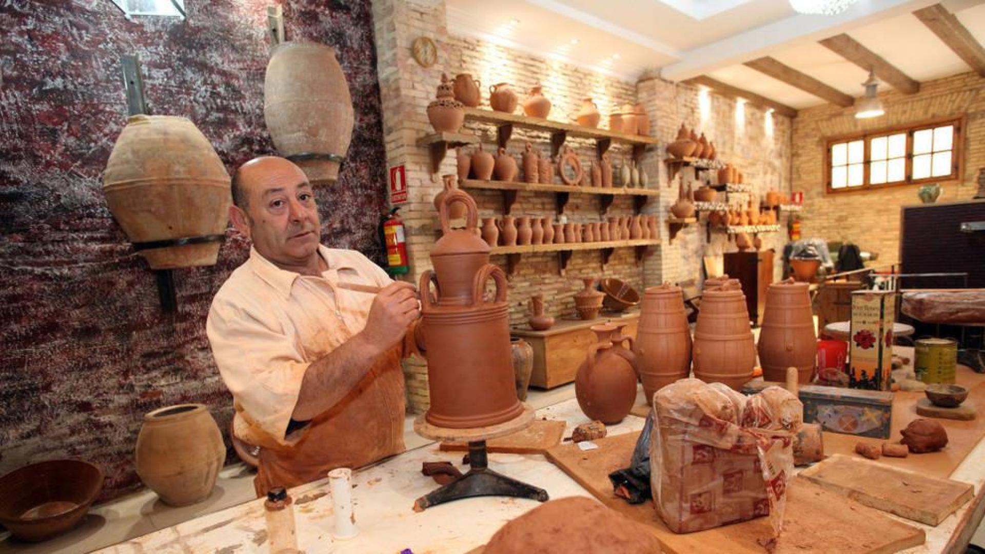 Cándido Martínez Santiago, en la Alfarería Chapetán.