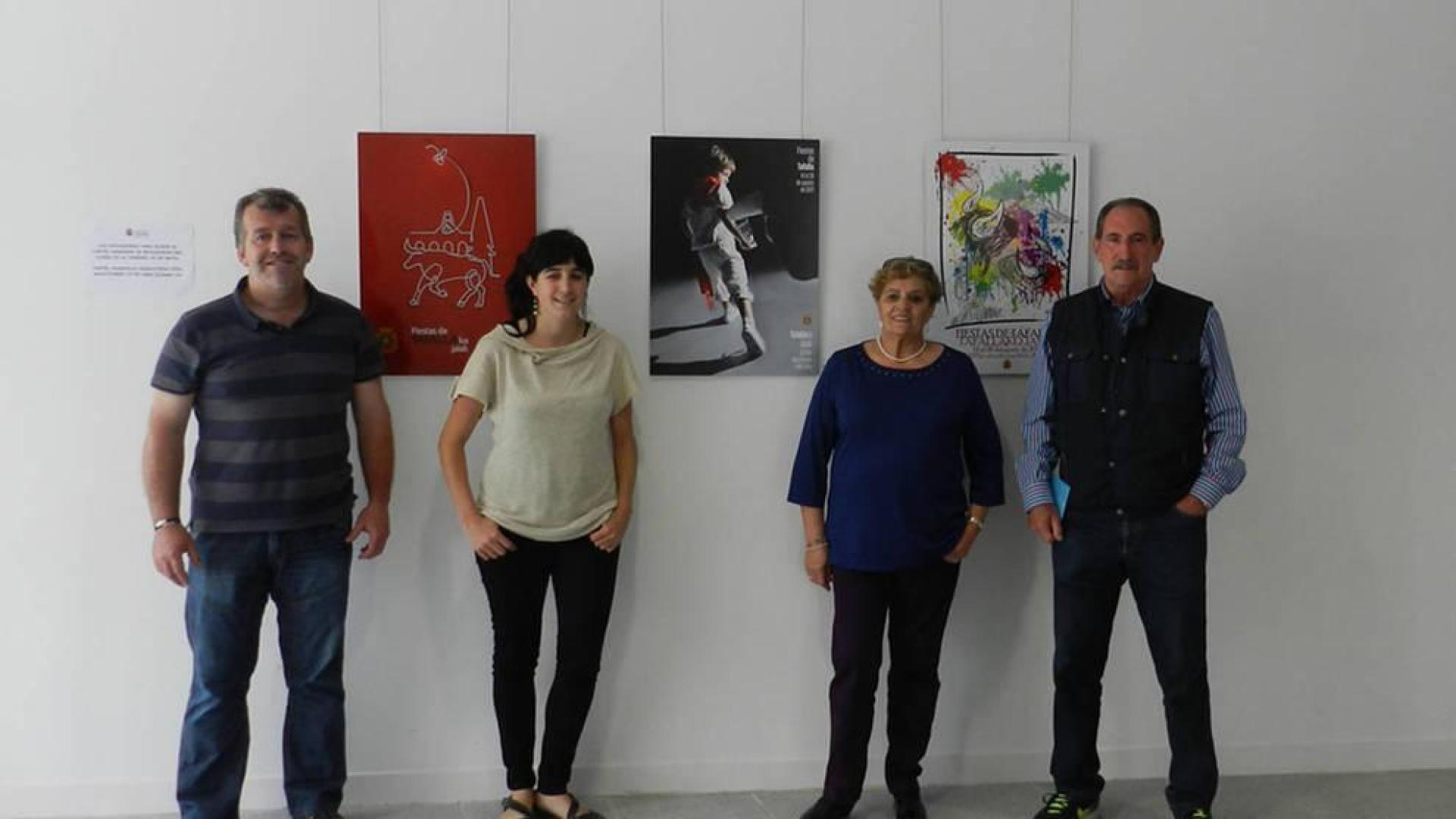 Presentaron los carteles finalistas, el edil José Ignacio Moros; la concejala de Festejos, Haizea Lizarbe; Albina Prieto, concejala de Tafalla también; y el pintor Javier Zudaire, uno de los miembros del jurado.