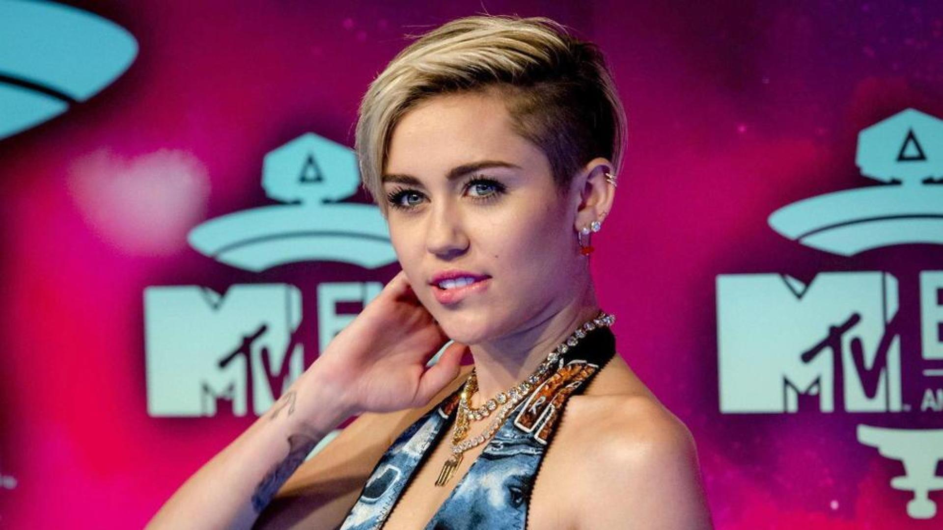 Una versi&oacute;n folk de Miley Cyrus provoc&aacute; reacciones dispares