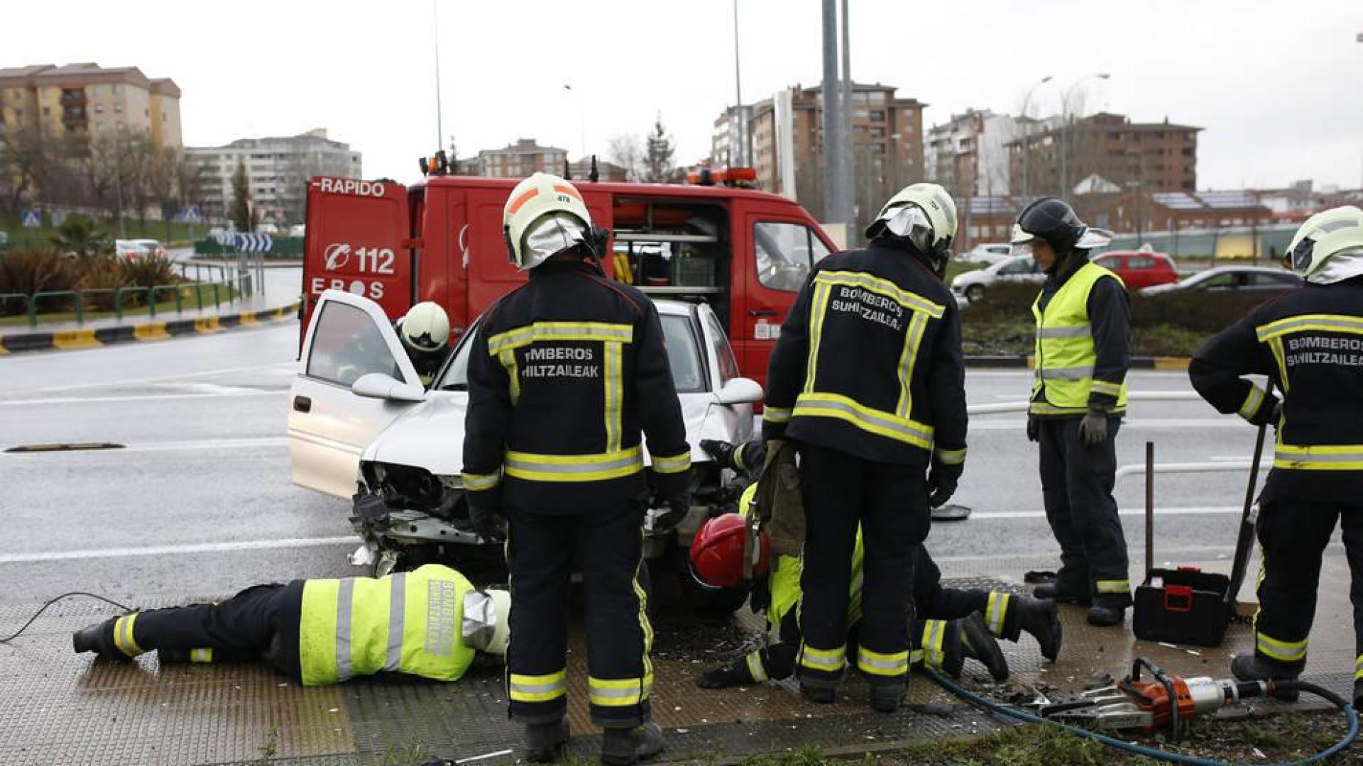 Bomberos actúan con un vehículo implicado en un siniestro en Pamplona.