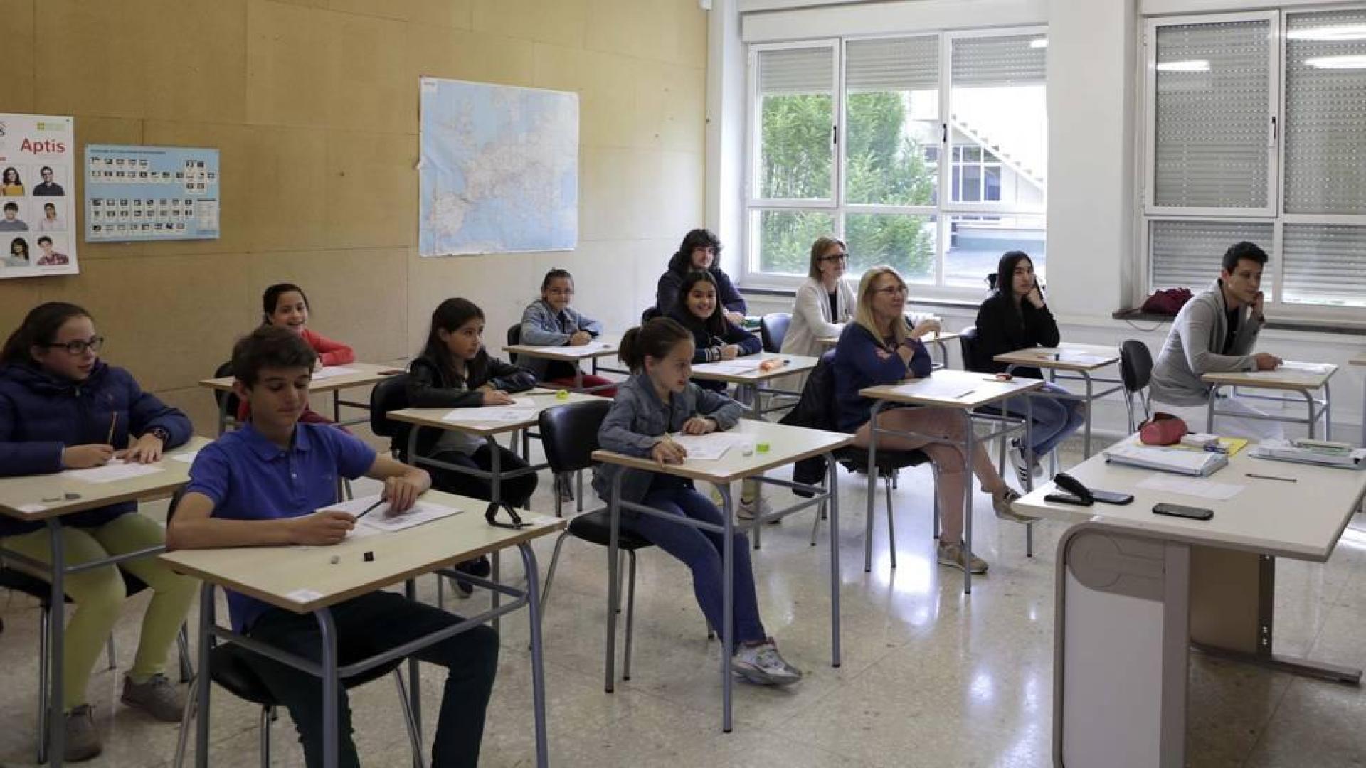 Un grupo de alumnos, ayer antes de comenzar el examen de chino en el edificio de El Sario de la UPNA.