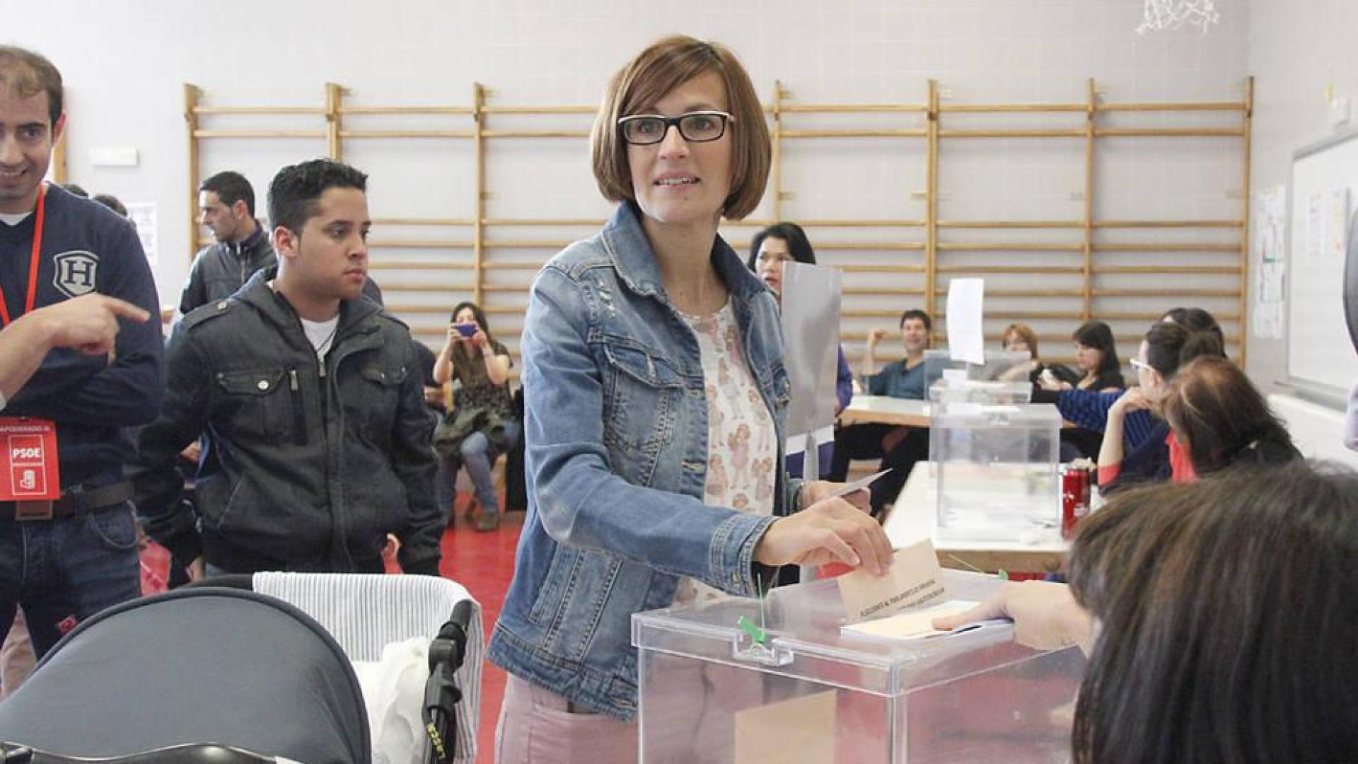 Maria Chivite, candidata del PSN , vota en el colegio Público de Sarriguren