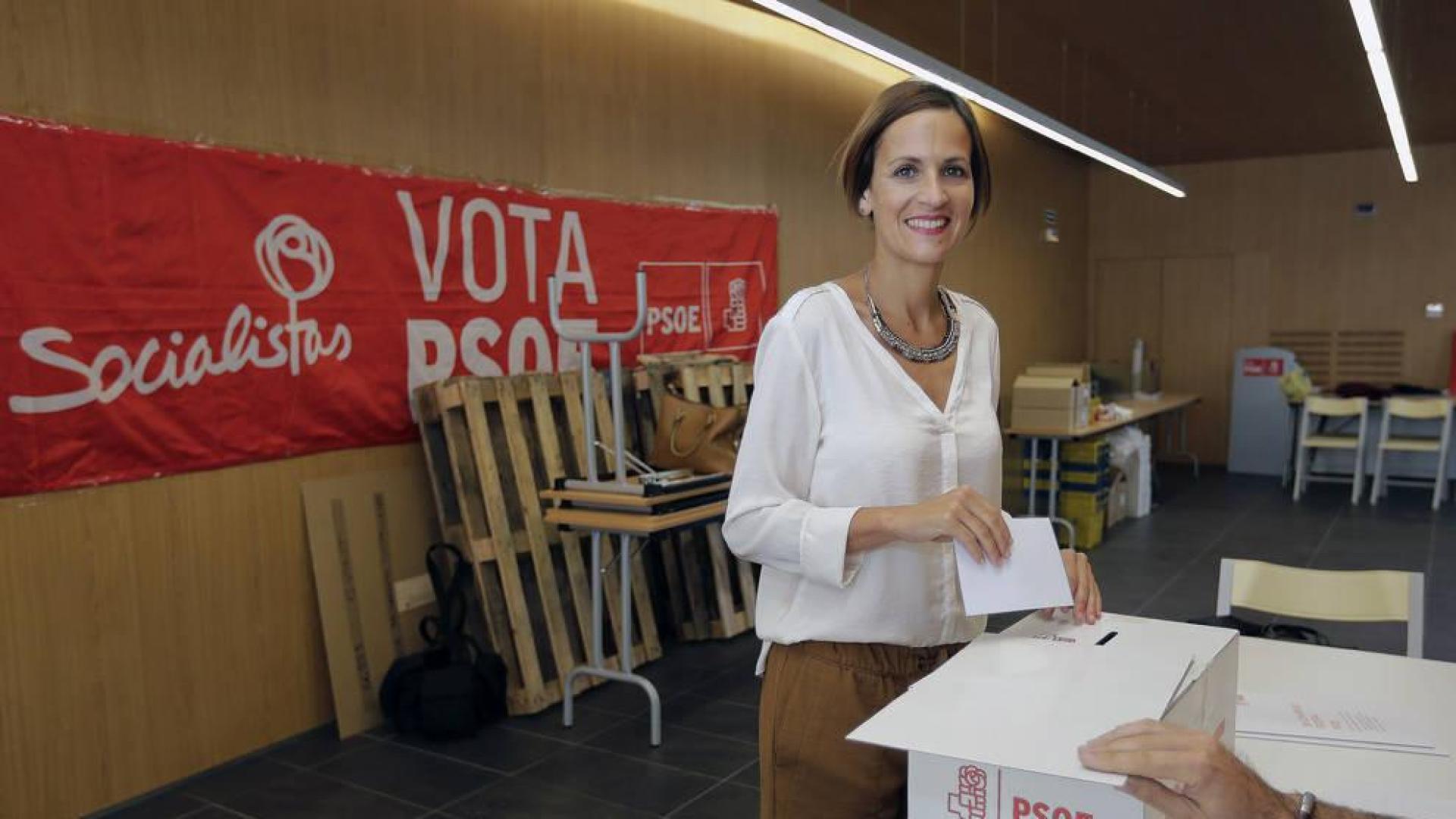 La secretaria general del PSN, María Chivite, en el momento de depositar su voto en la sede socialista de la localidad navarra de Sarriguren.