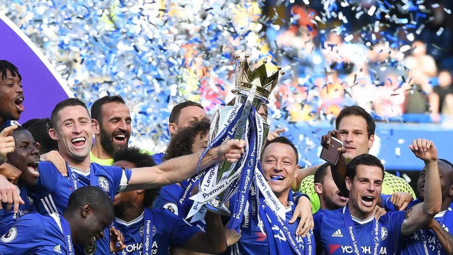 Imágenes de la celebración de los jugadores del Chelsea tras recibir el trofeo de campeón de la liga inglesa