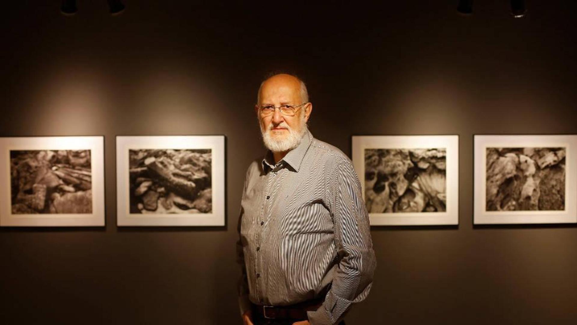Pío Guerendiáin, en la sala, con sus fotografías.
