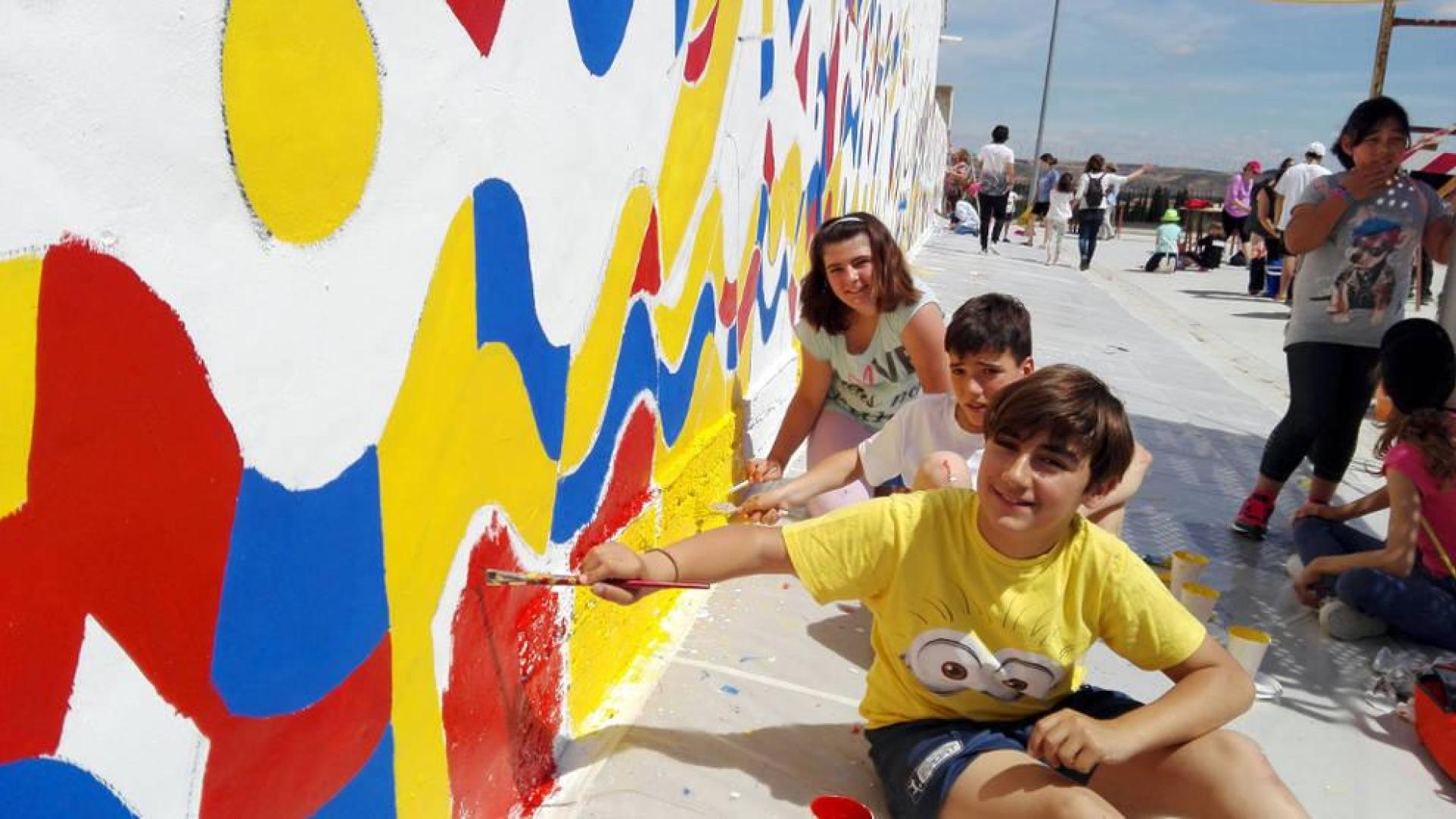 Fontellas pinta su mural para el proyecto Landarte