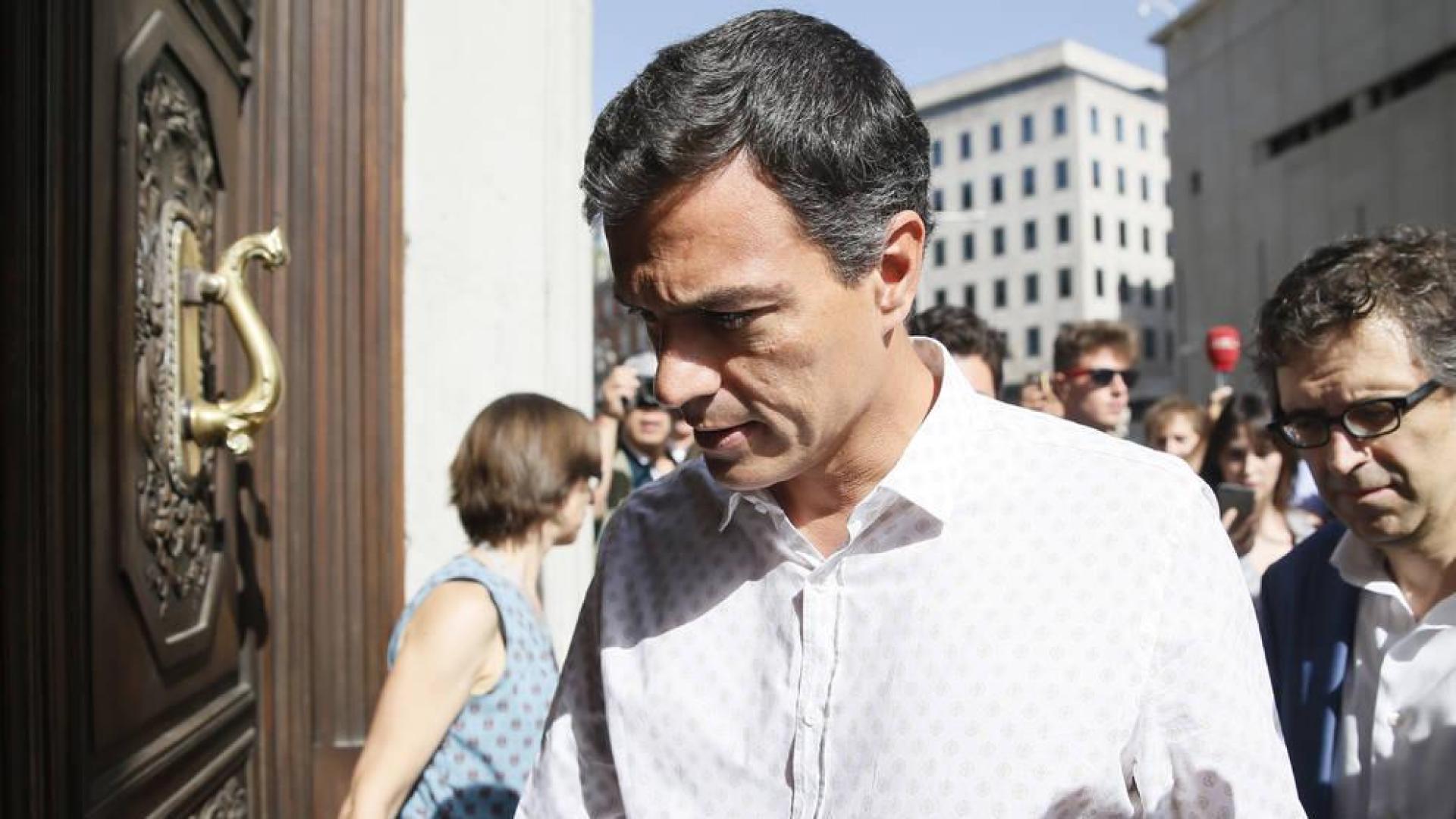 Sánchez pide a Hernando que siga en la dirección del grupo hasta el Congreso del PSOE