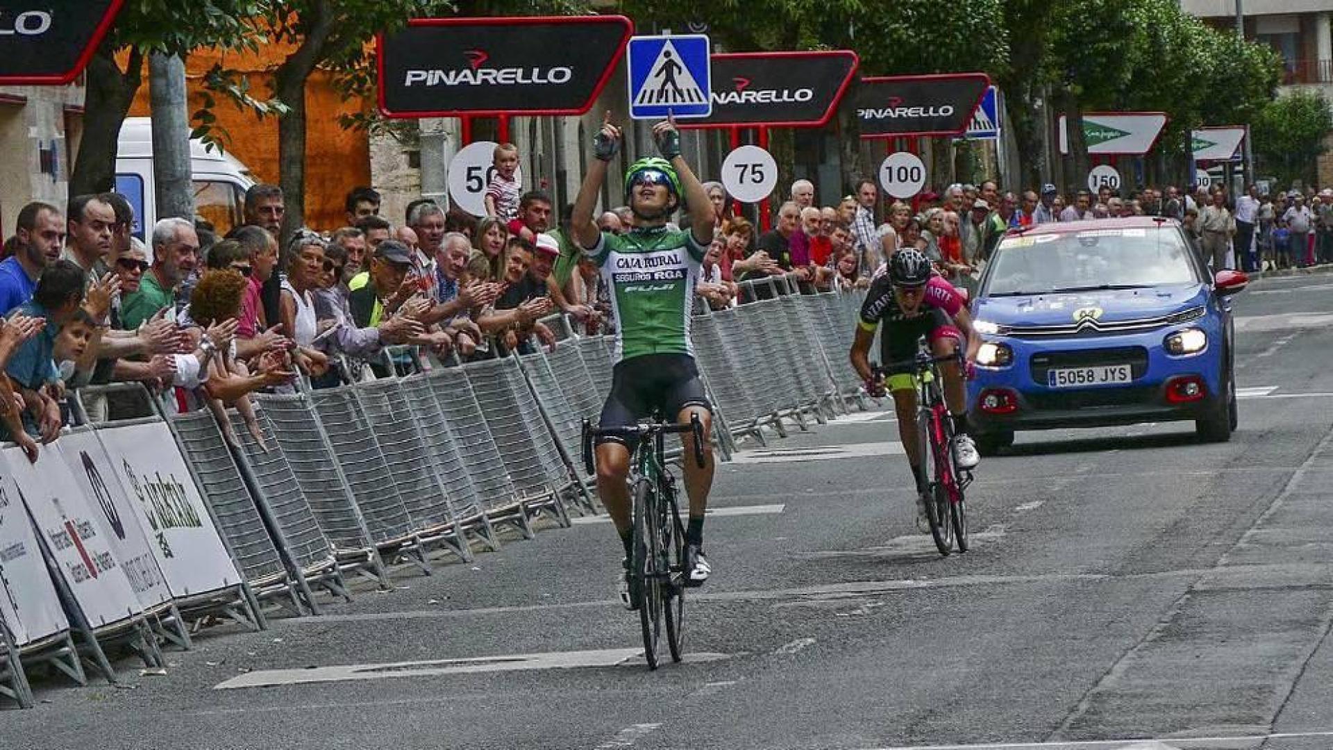 Pelegri (Caja Rural), primer líder al ganar la primera etapa en Estella