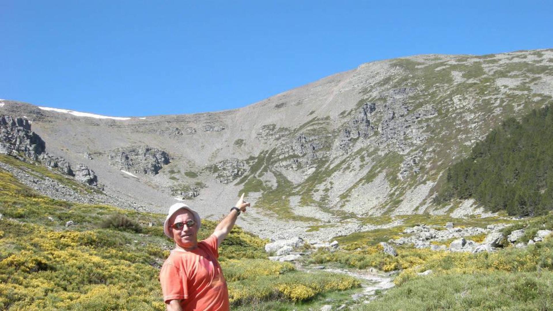 Javier Lavilla Calvo, el miércoles, en el circo de San Miguel, vaguada también conocida como la Cuchara, a casi 2.000 metros de altitud. La cima del Moncayo, en la imagen, tiene 2.314 m.