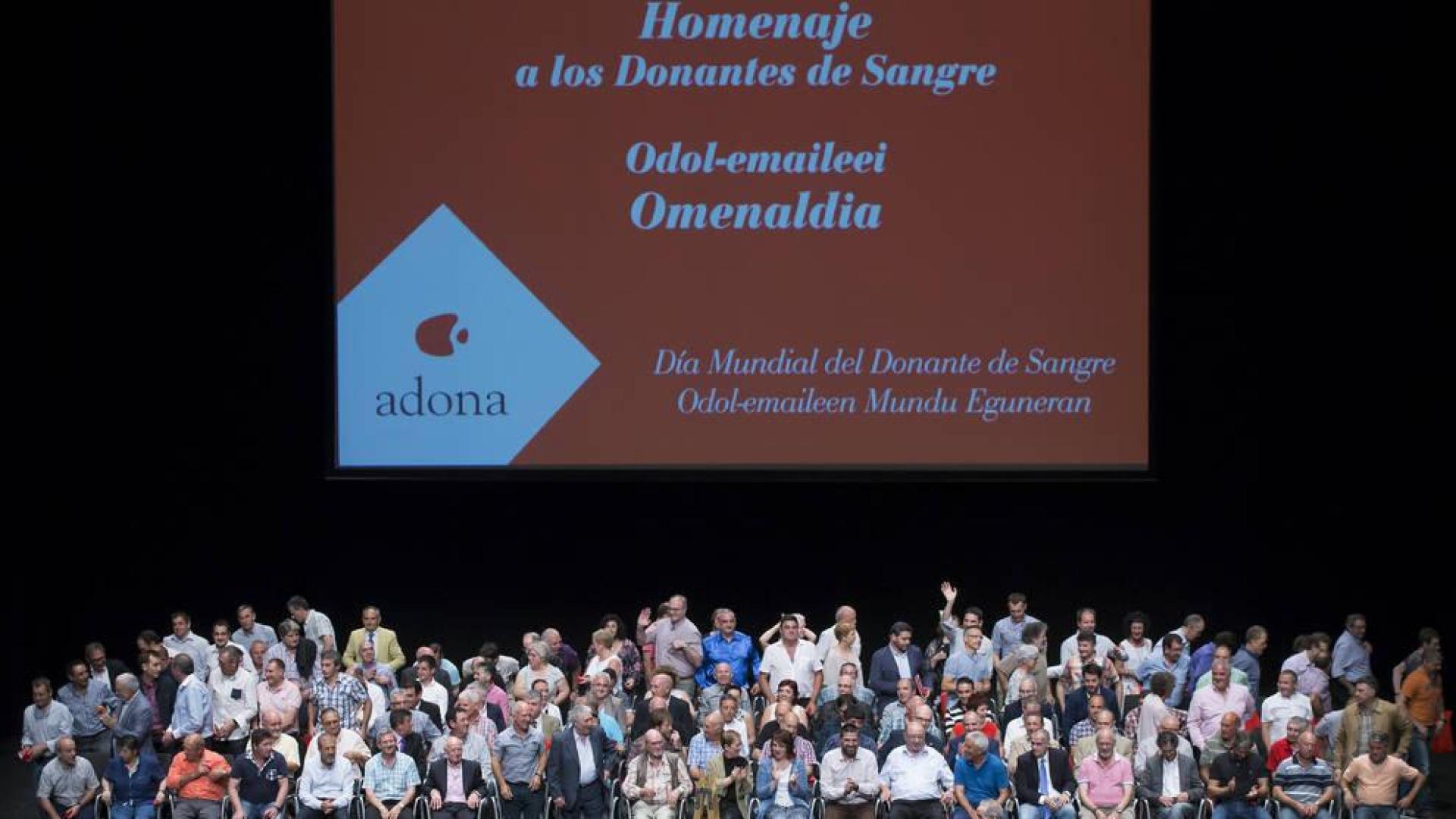 Los homenajeados de Adona, con la presidenta del Gobierno de Navarra, Uxúe Barkos, y la del Parlamento, Ainhoa Aznárez.