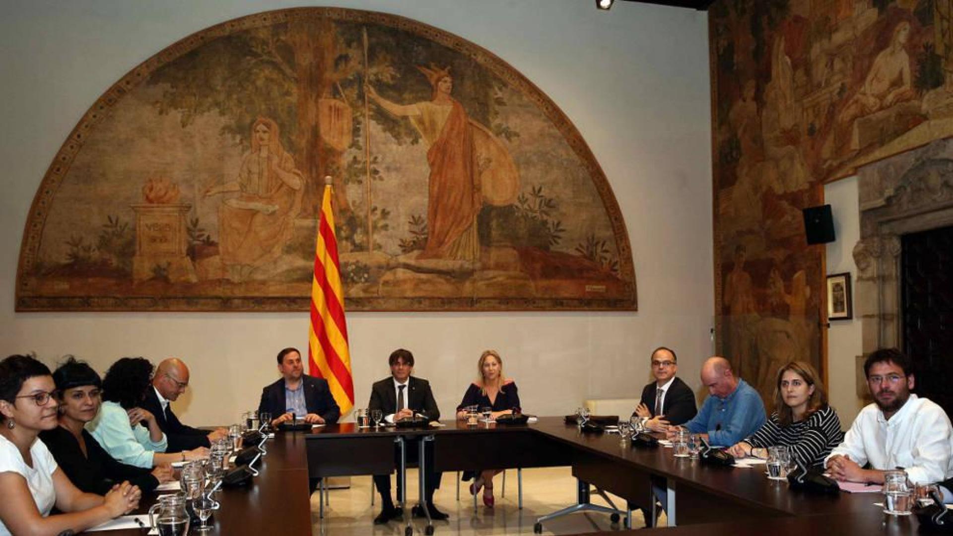 Cataluña ve en "vía muerta" negociar con Rajoy e inicia los pasos para un referéndum