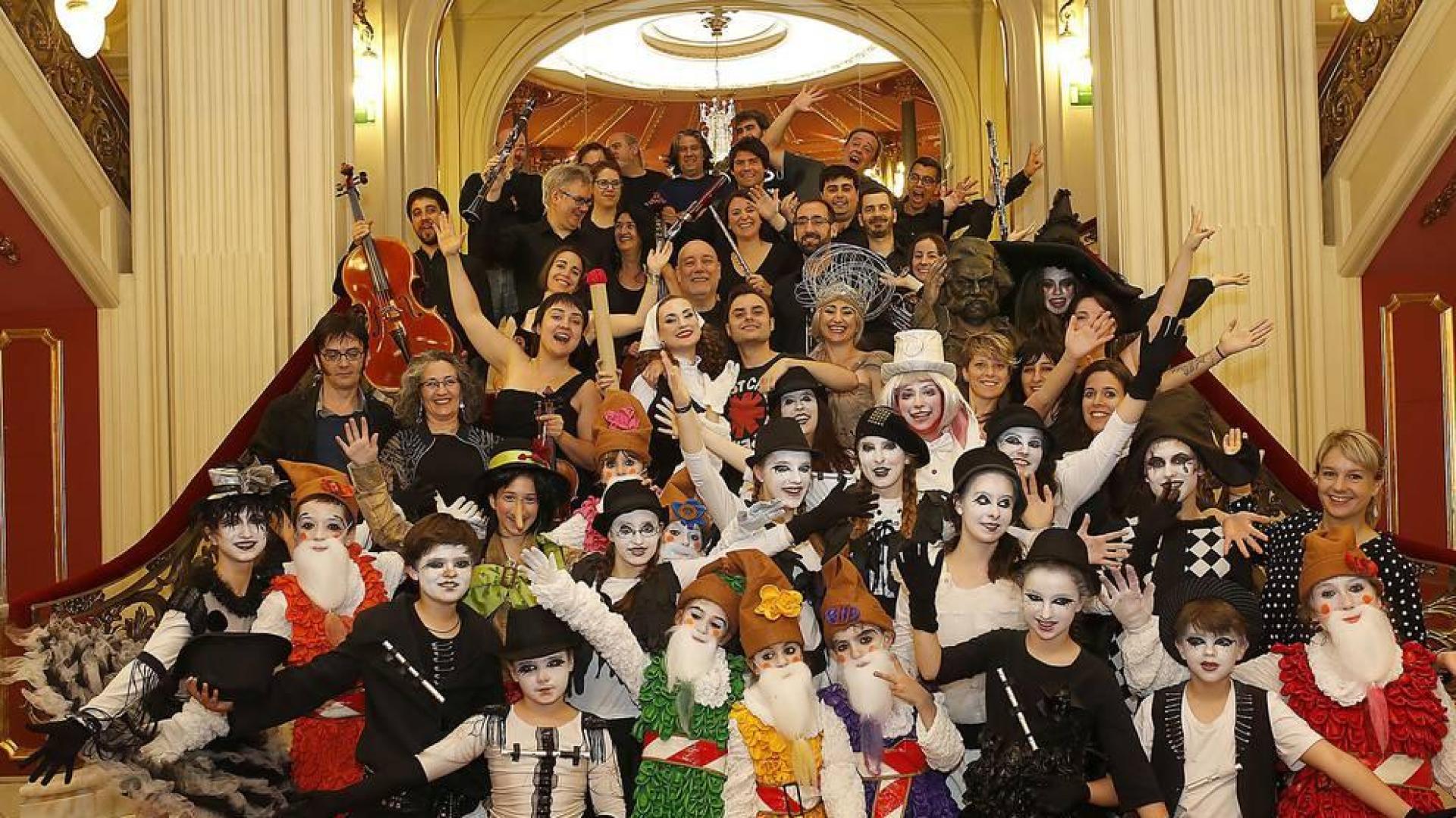 Imágenes de la obra que han interpretado 65 niños, jóvenes y adultos en el Teatro Arriaga.