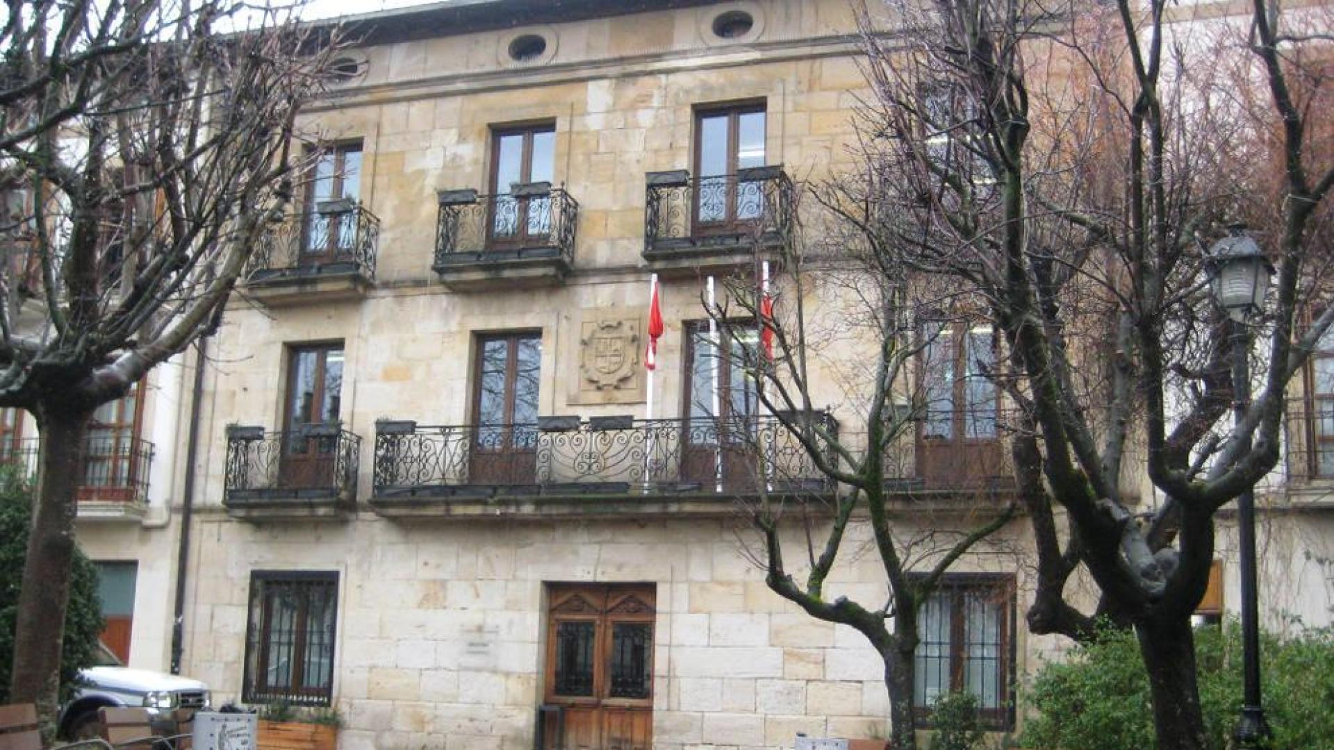 Ordenan al Ayuntamiento de Alsasua retirar una ikurriña de un mástil