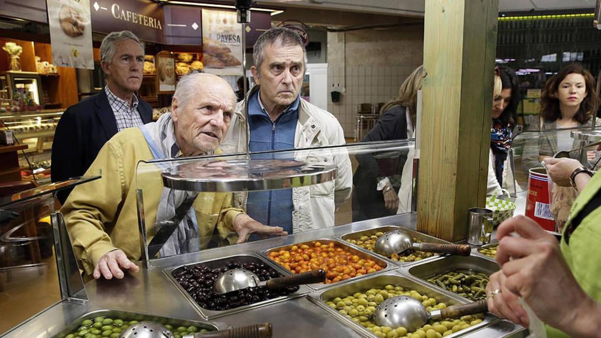 Antonio López y Juan José Aquerreta, de compras en el Mercado del Ensanche