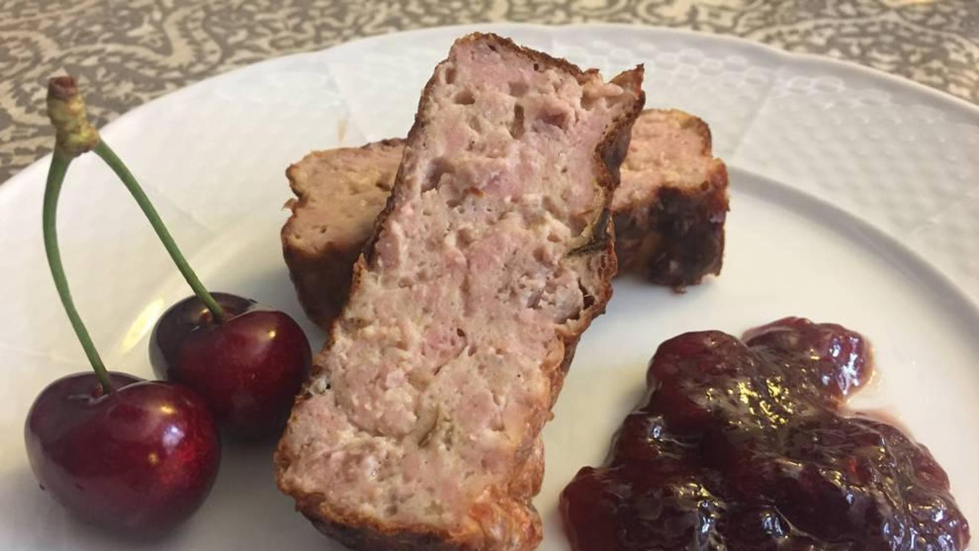 Fiambre de carne con salsa de cerezas