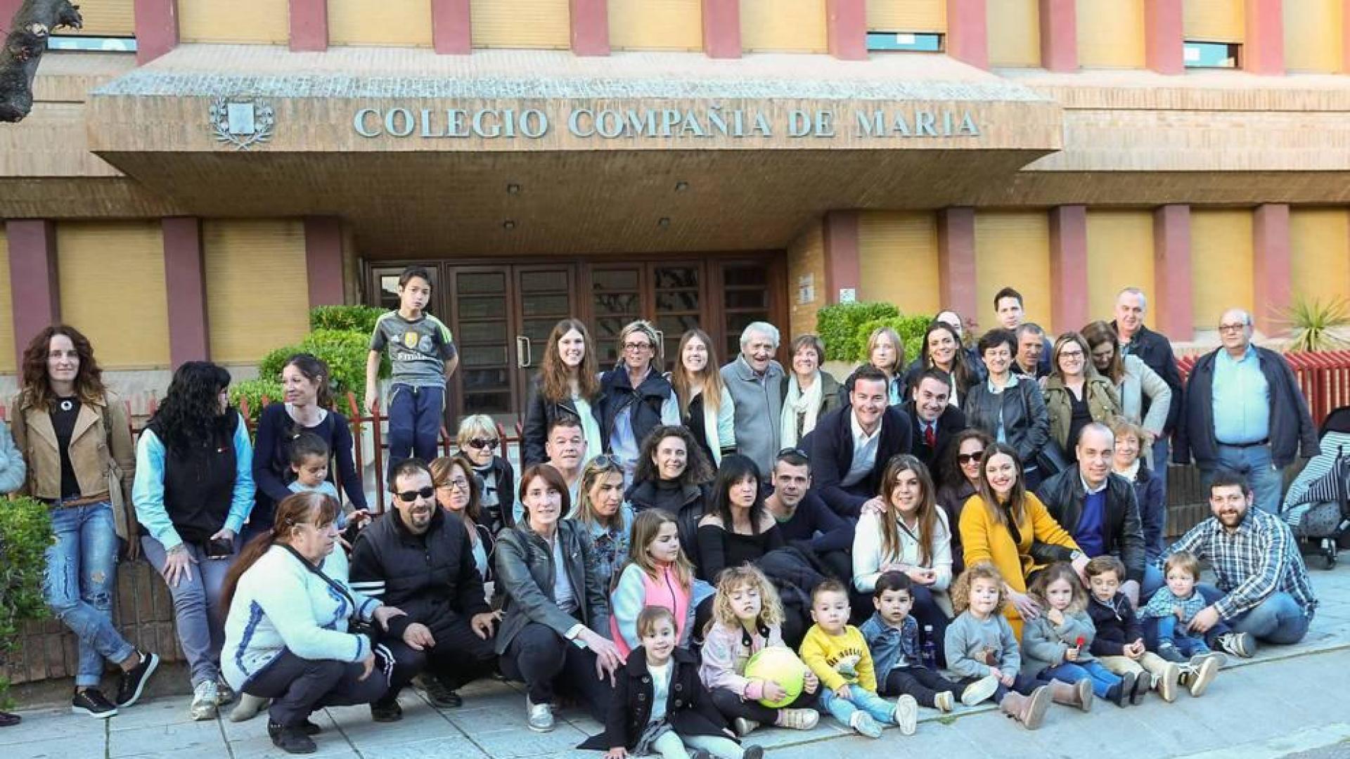 Padres, familiares y niños afectados posan en una foto para reclamar plaza en la Compañía de María el pasado mes de abril.