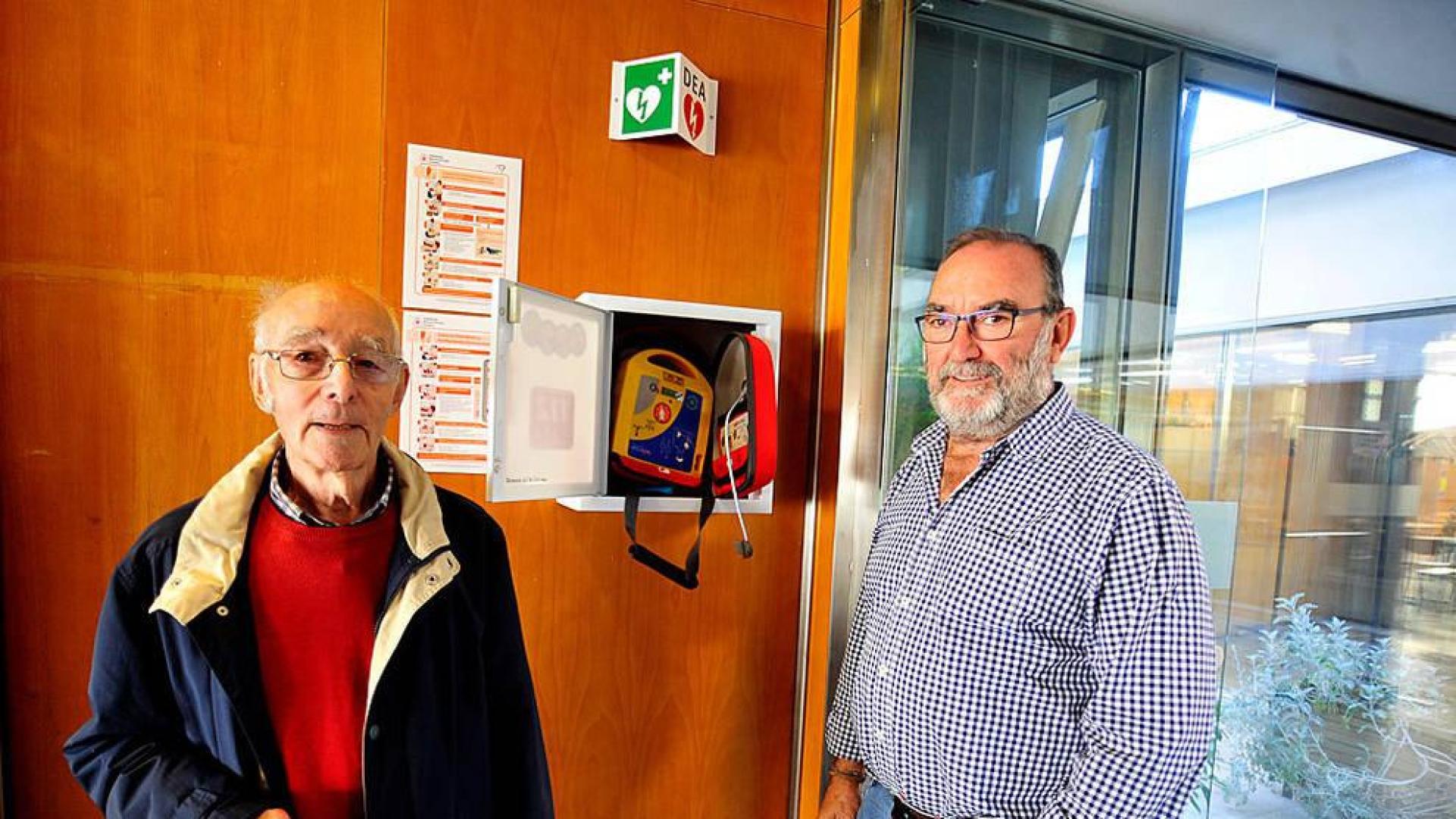 El club de jubilados San Sebastián de Tafalla instala un desfibrilador