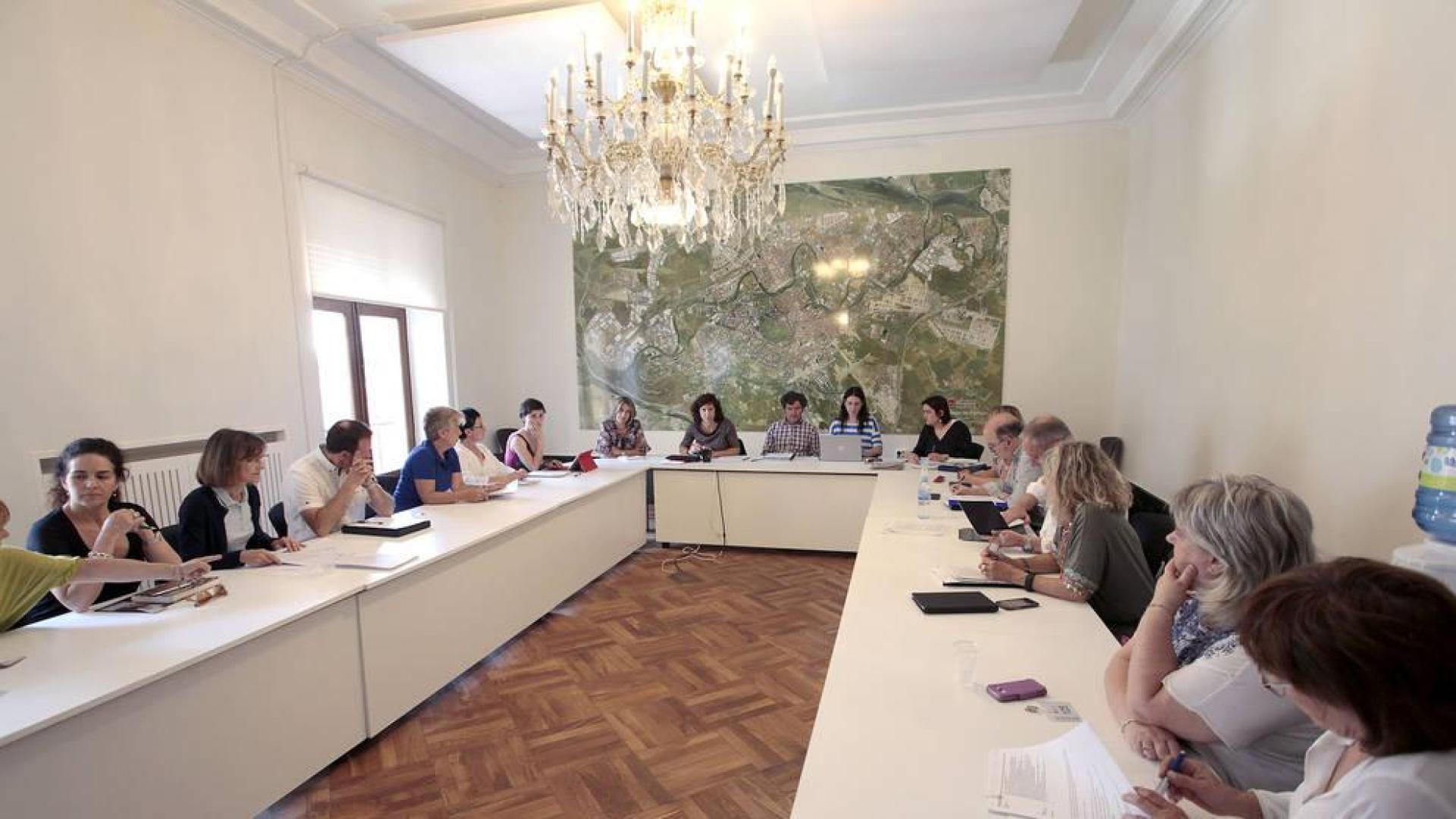 Imagen de la reunión de la Mesa de Comercio celebrada ayer en el Ayuntamiento.
