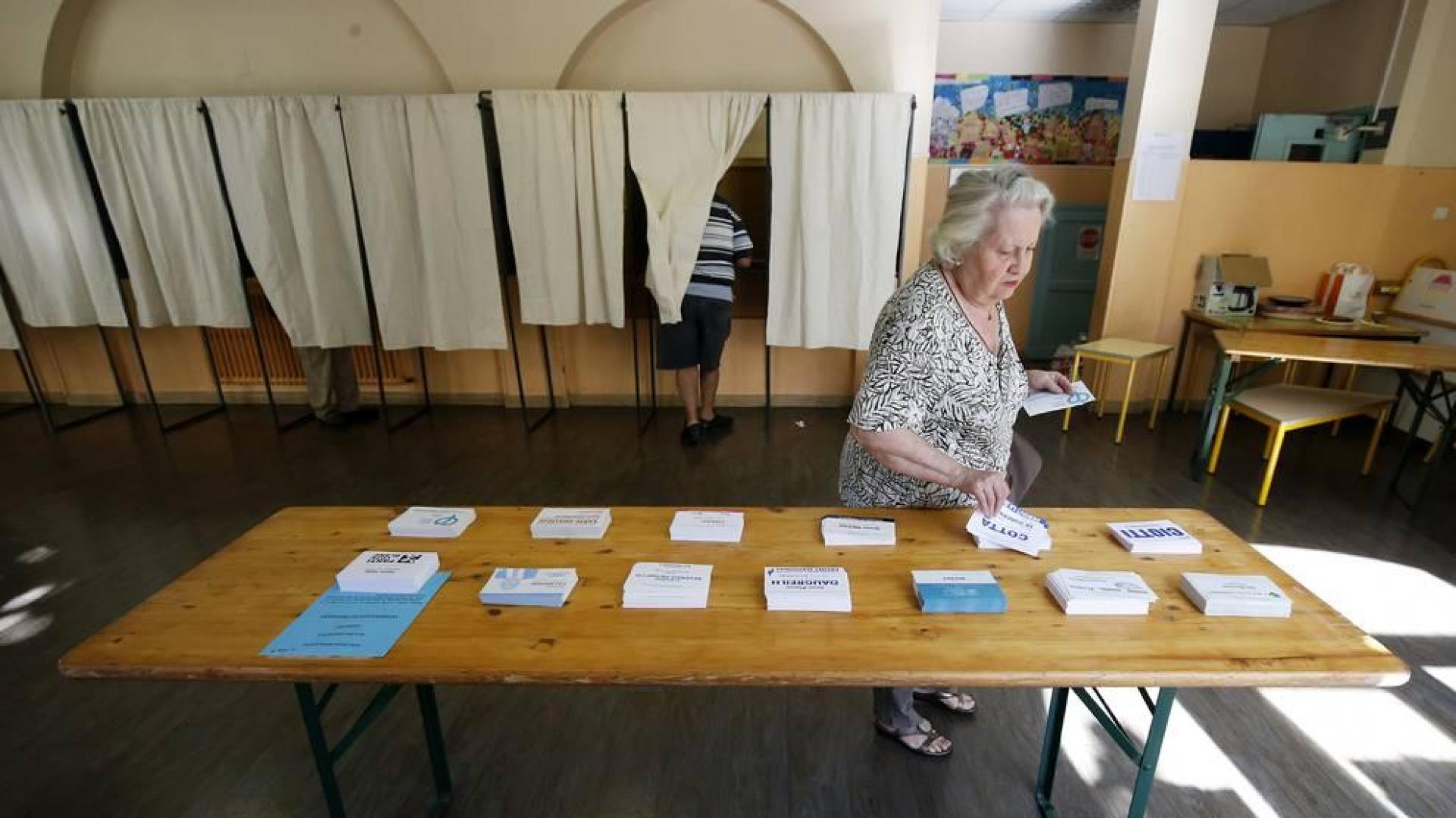 Los colegios electorales abren en Francia en primera vuelta de legislativas