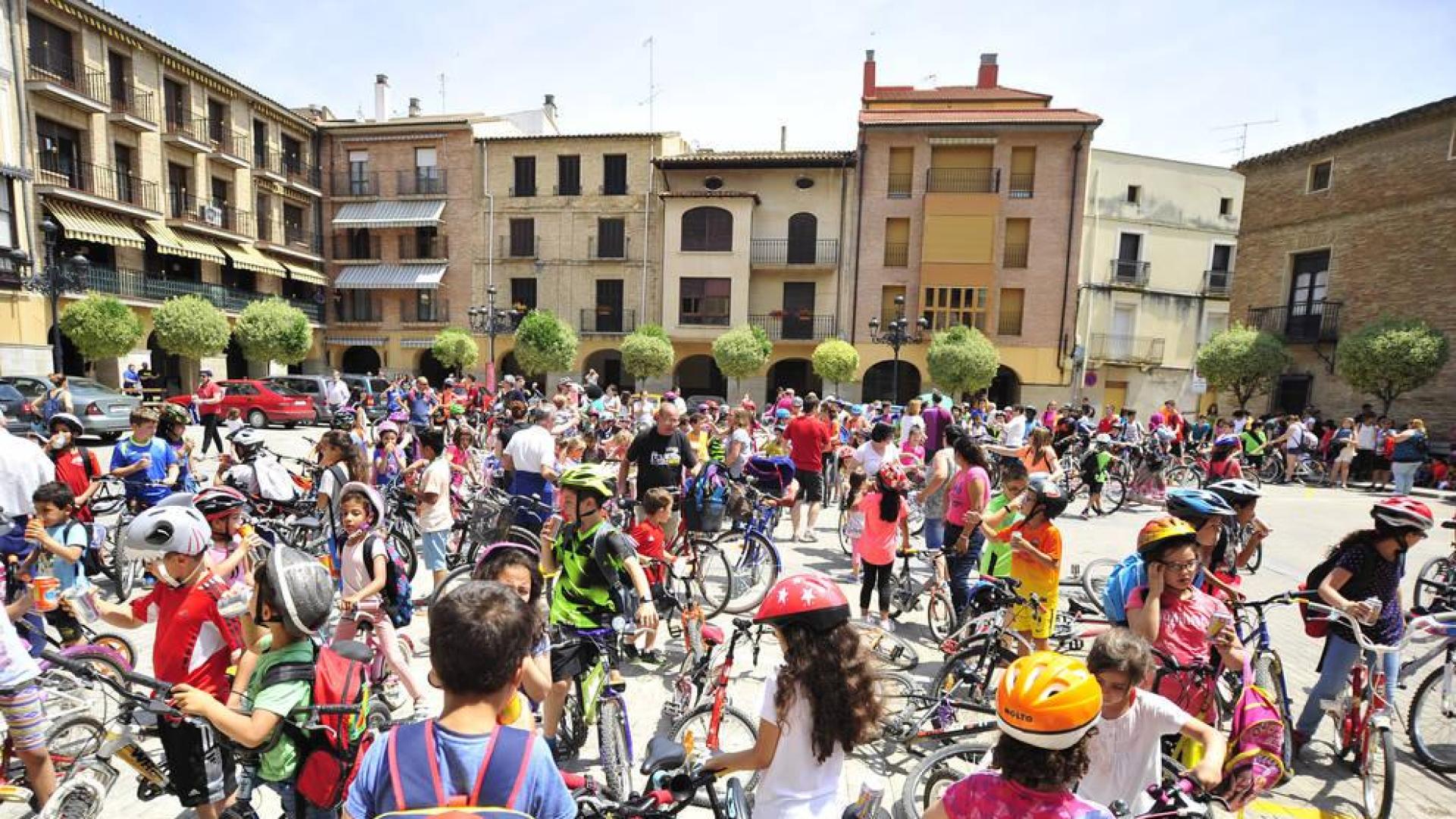 Falces delega en los niños la inauguración del carril bici que conecta con el colegio