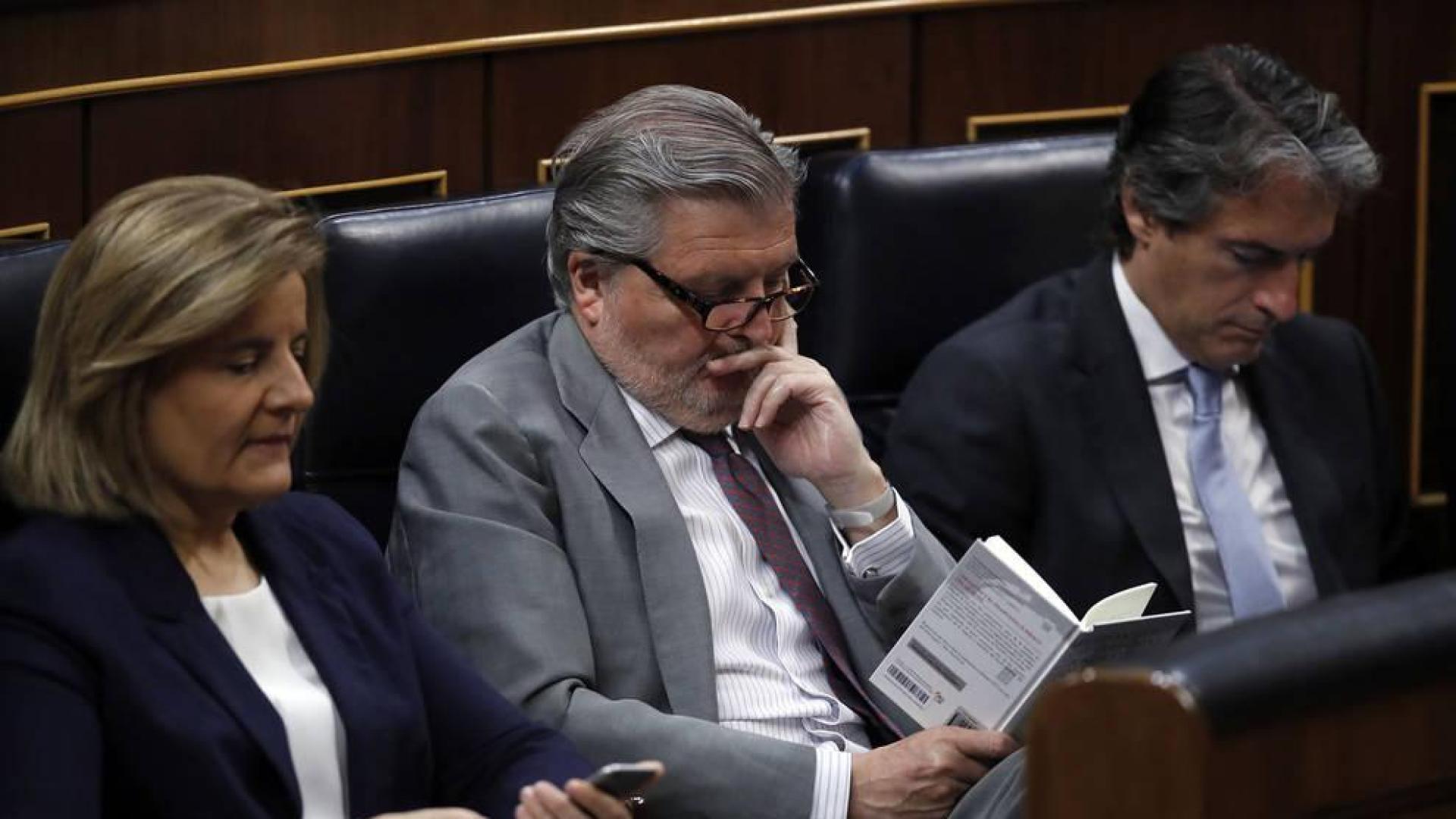 Los ministros, leyendo un libro o mirando el móvil mientras interviene Irene Montero