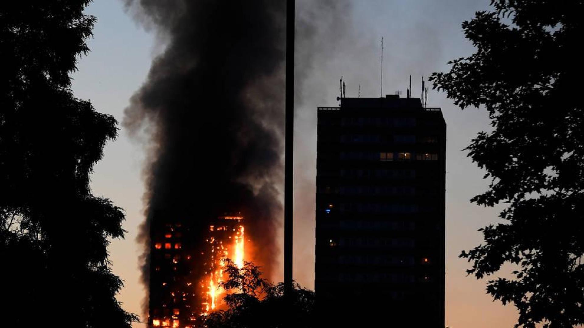 Un incendio de grandes proporciones devora una torre residencial de 27 pisos