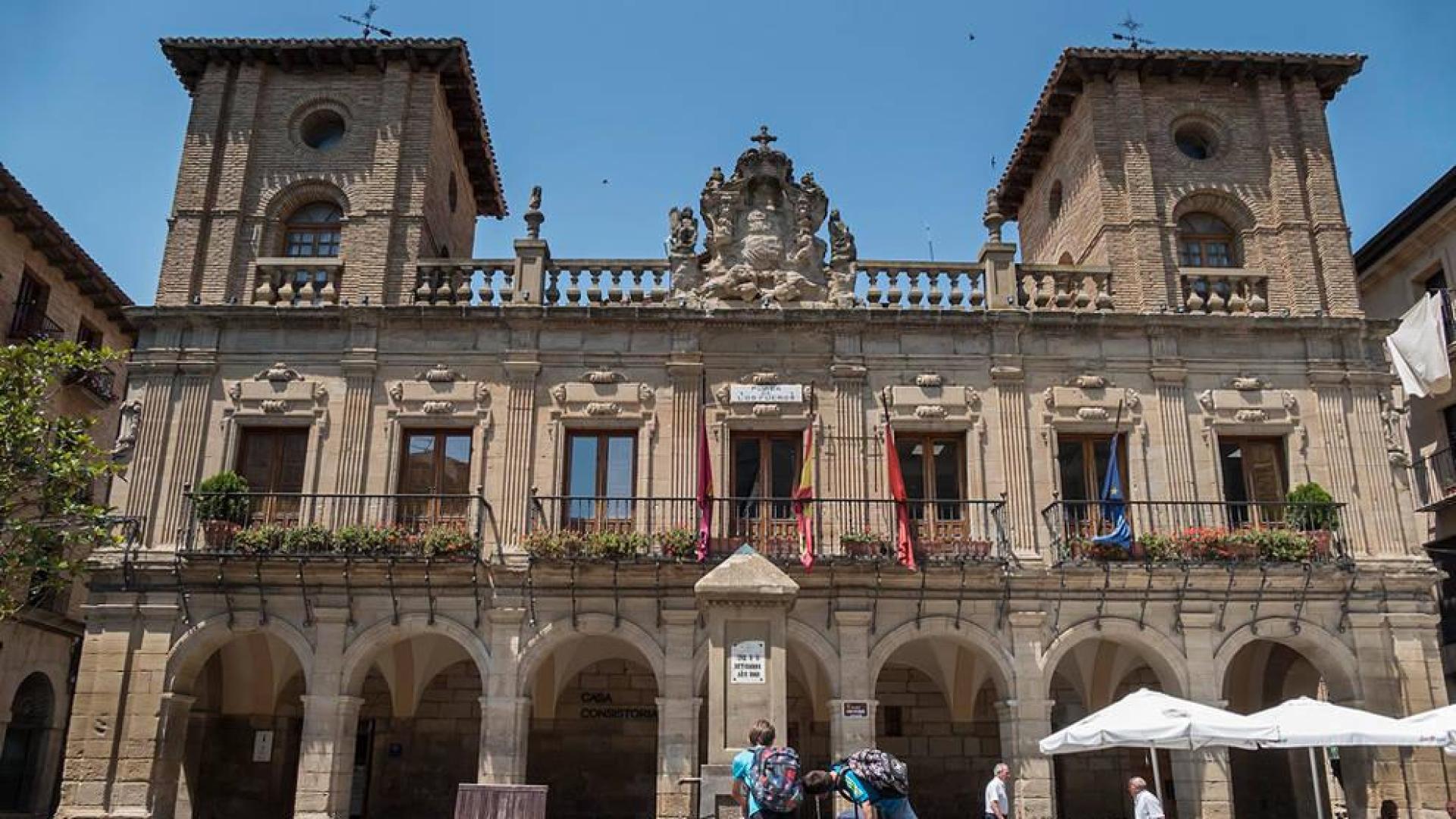 Atropella a cinco jóvenes en Viana durante una maniobra y da positivo