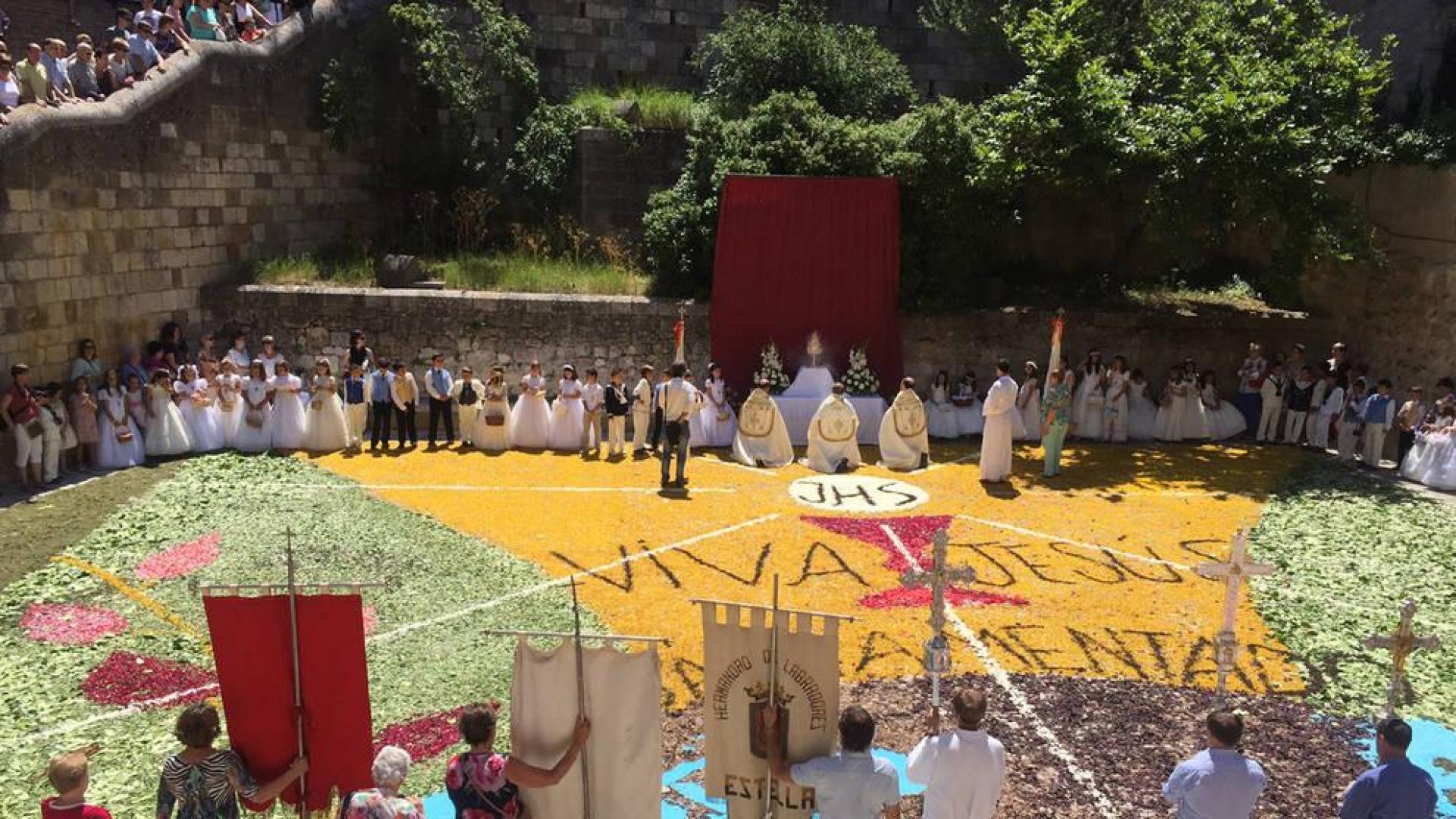 El Corpus llena de flores las calles de la merindad de Estella